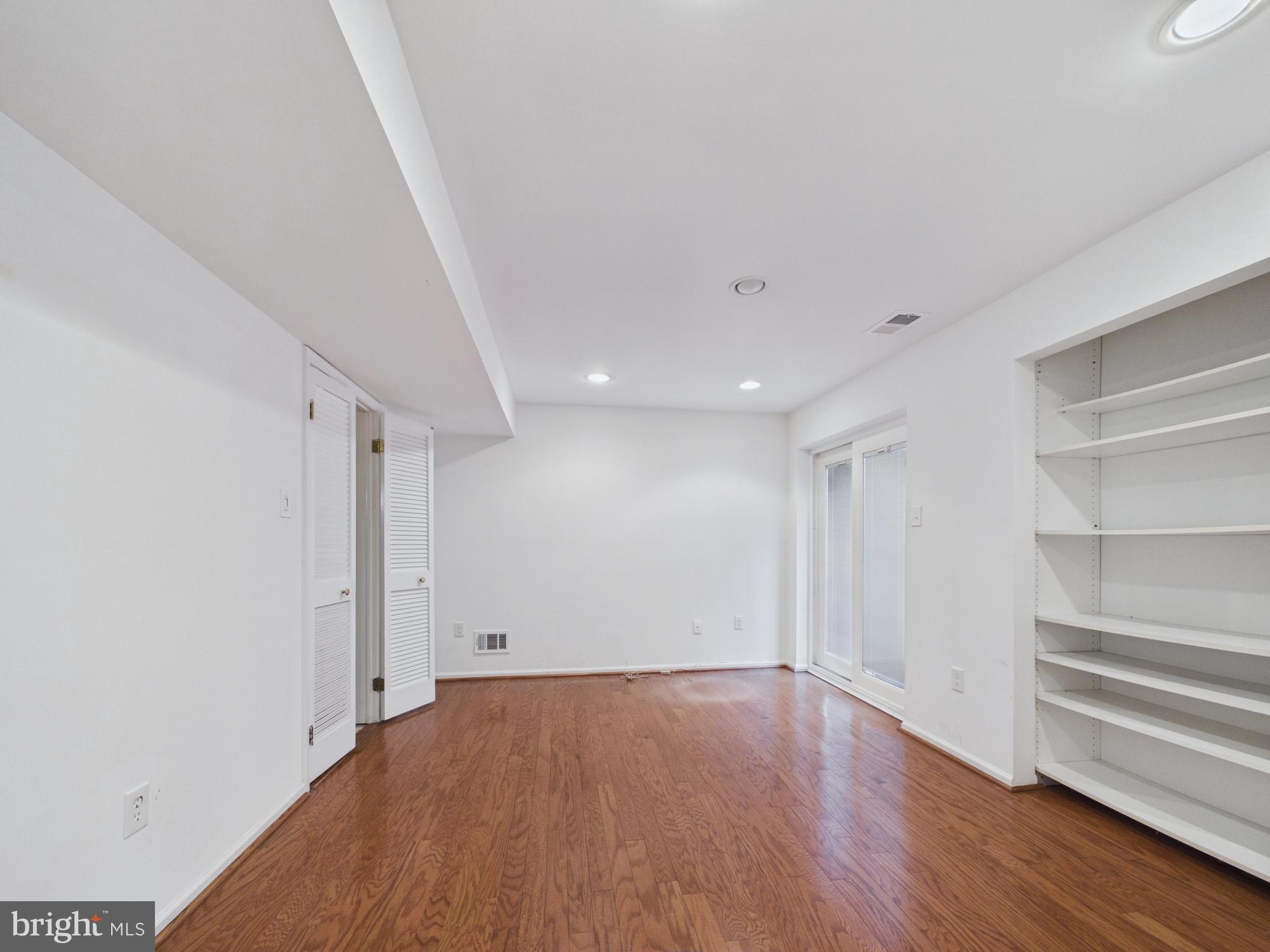 LOGAN SQUARE - Residential