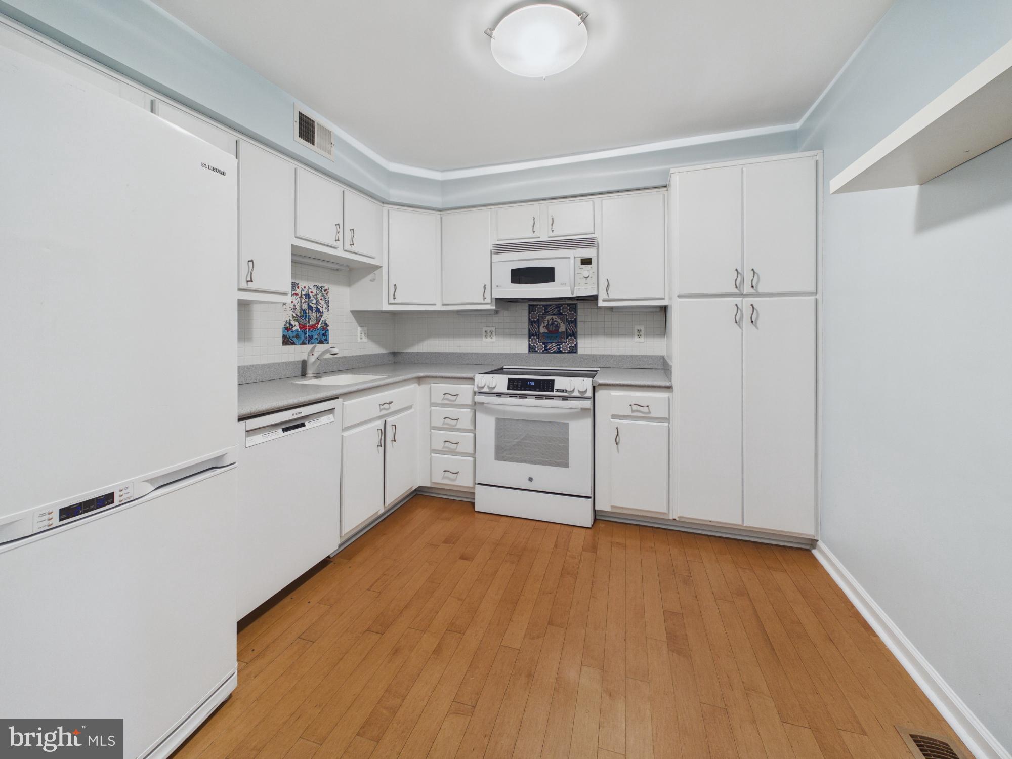 LOGAN SQUARE - Residential