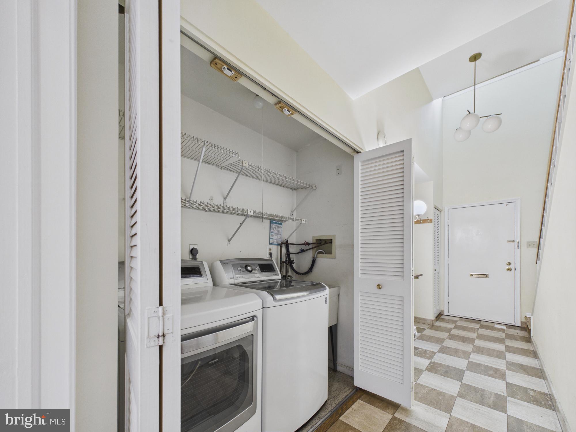 LOGAN SQUARE - Residential