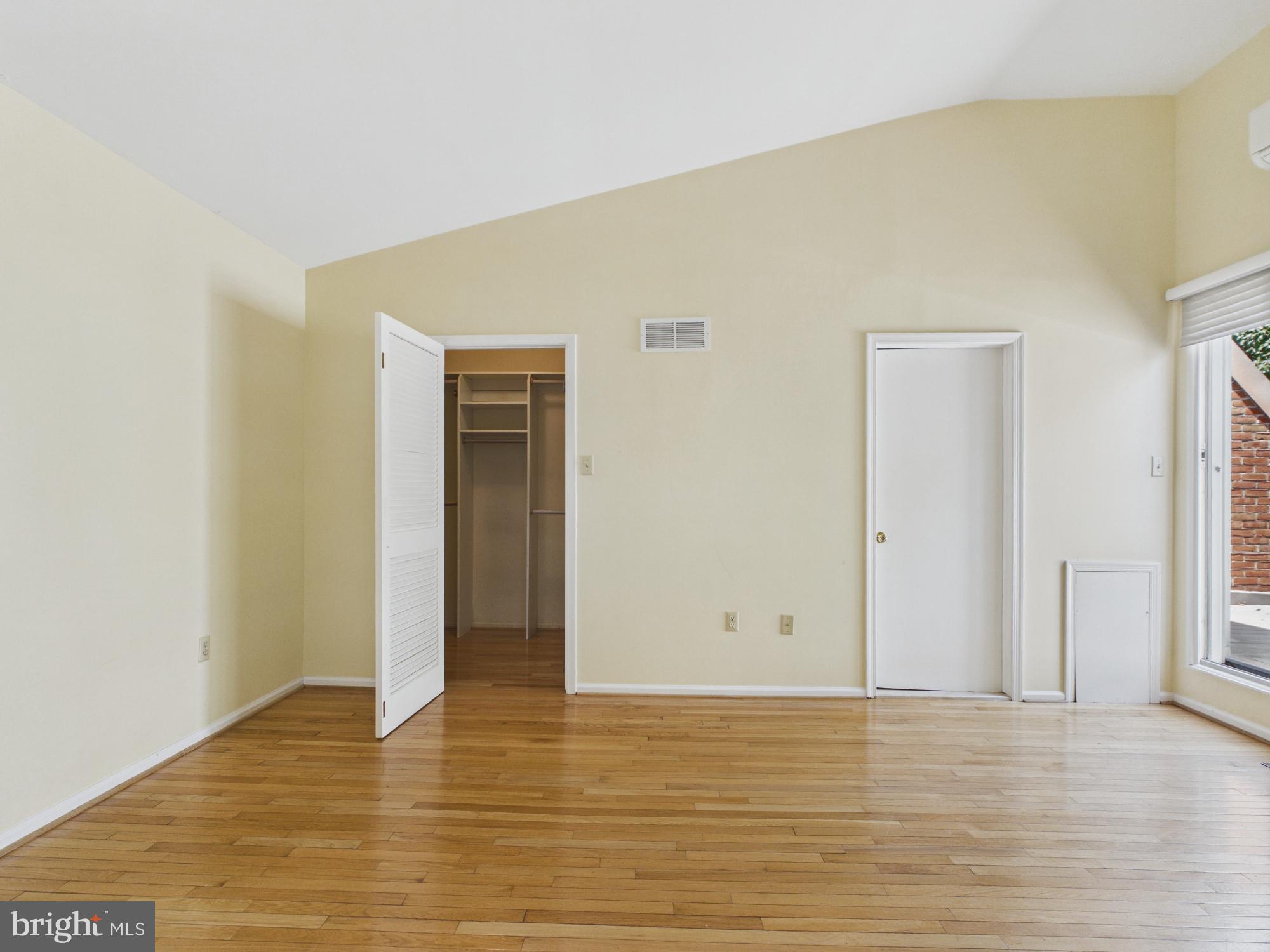 LOGAN SQUARE - Residential