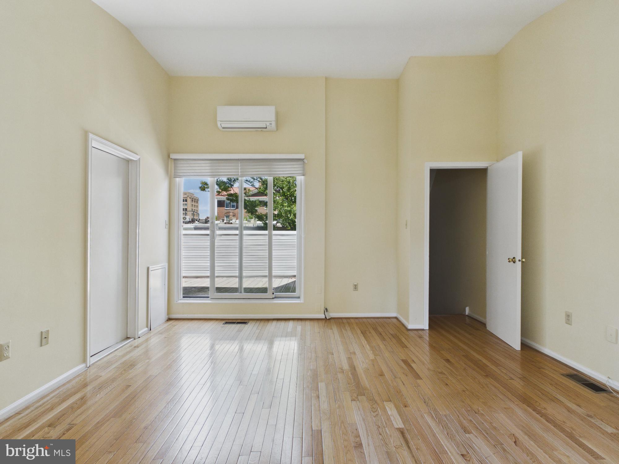 LOGAN SQUARE - Residential