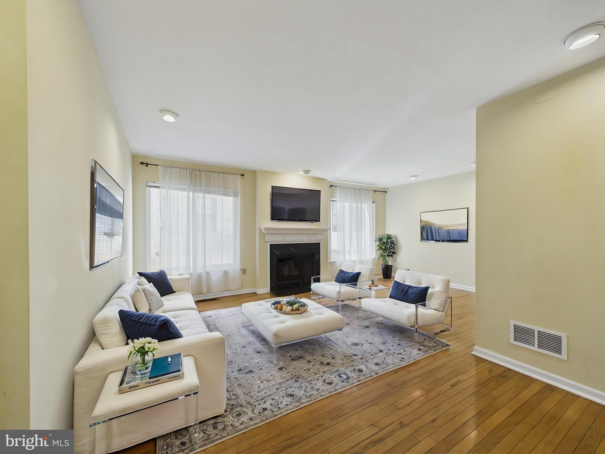 LOGAN SQUARE - Residential