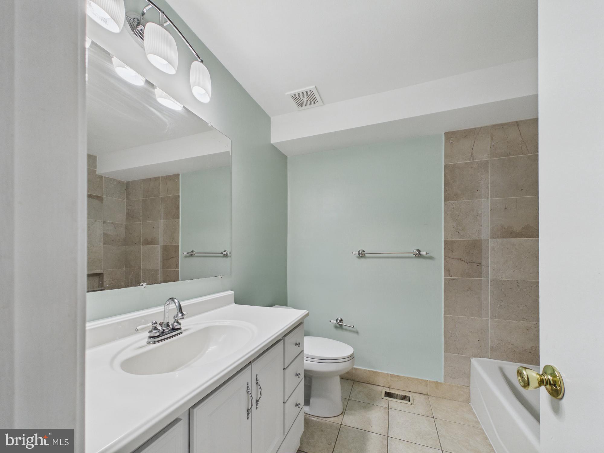 LOGAN SQUARE - Residential