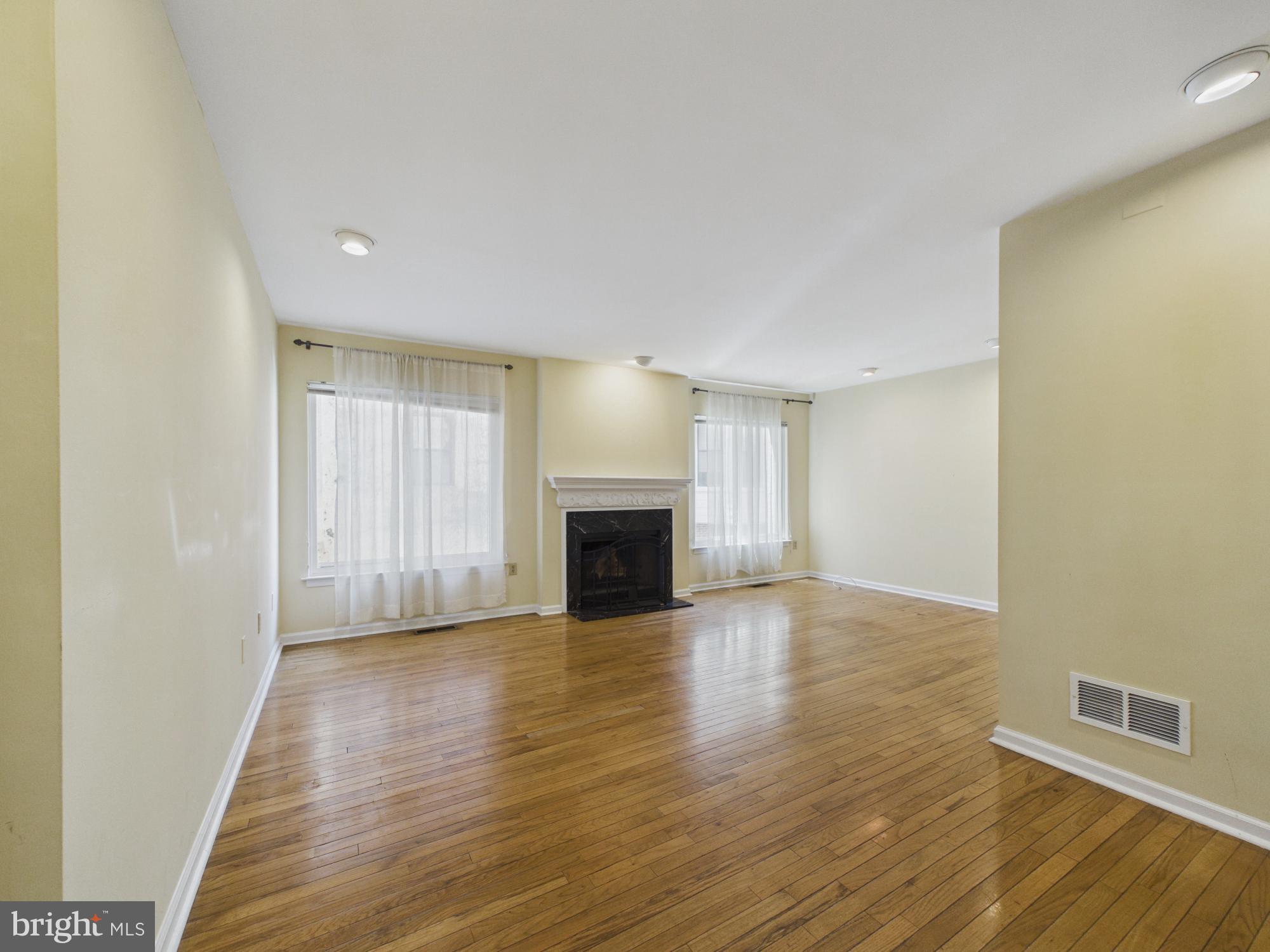 LOGAN SQUARE - Residential