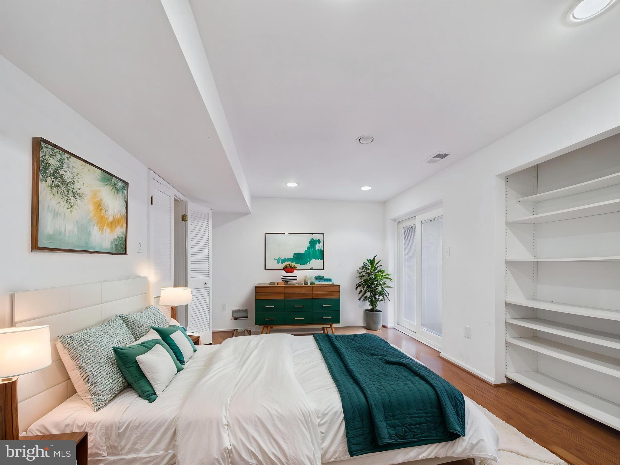 LOGAN SQUARE - Residential