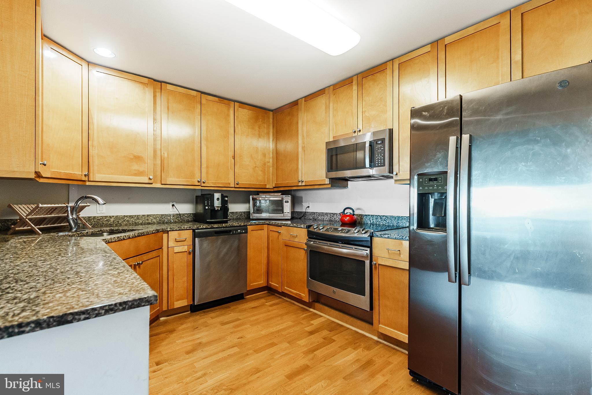 QUEEN VILLAGE - Residential