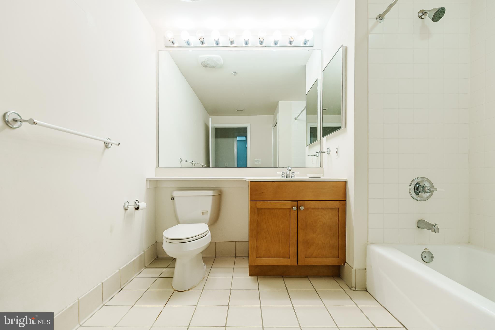 QUEEN VILLAGE - Residential
