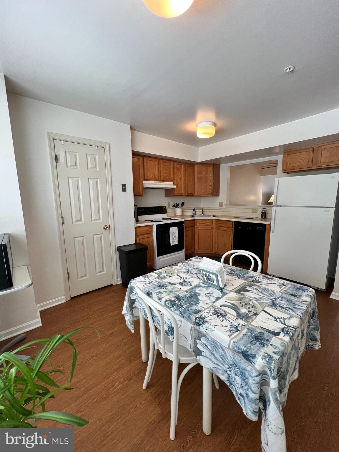 CARROLLWOOD MANOR - Residential