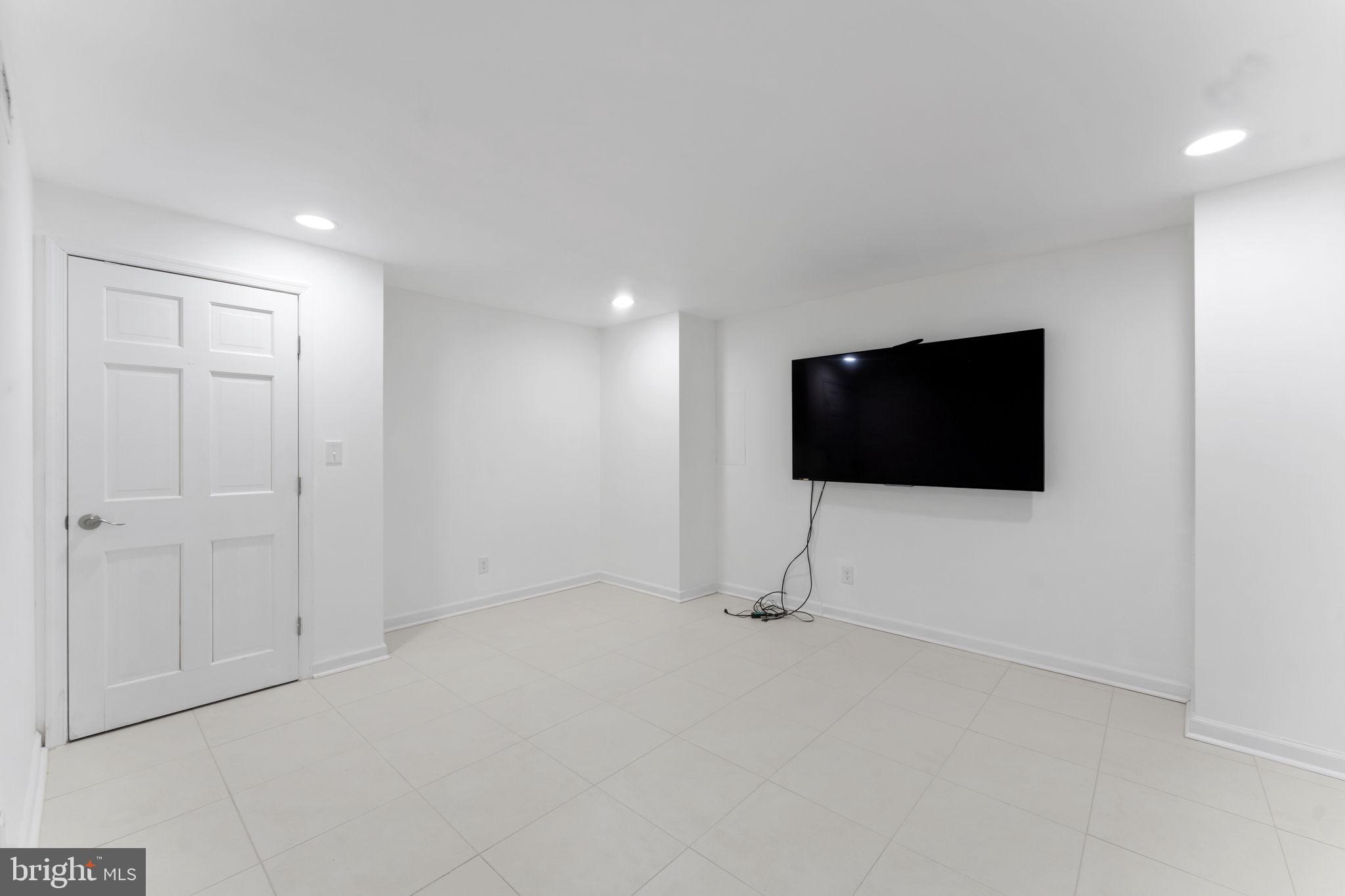 OAKTON MILL ESTATES - Residential