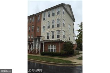 Lovely end unit, ground floor, 2 story condominium, available approximately 

May 5, 2025, located in the desirable Lakelands/Kentlands neighborhood in Gaithersburg, MD. The first floor has an open floor plan with living, dining, kitchen and a half bath, along with a one car  garage. The second floor has a family room, two bedrooms, two full baths, full size washer/dryer and a lovely deck. 

Walking distance to downtown Kentlands. 

This is a non smoking condominium.