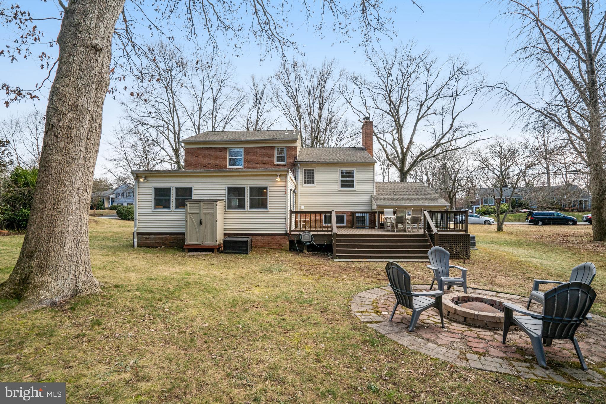 LAKE BARCROFT - Residential