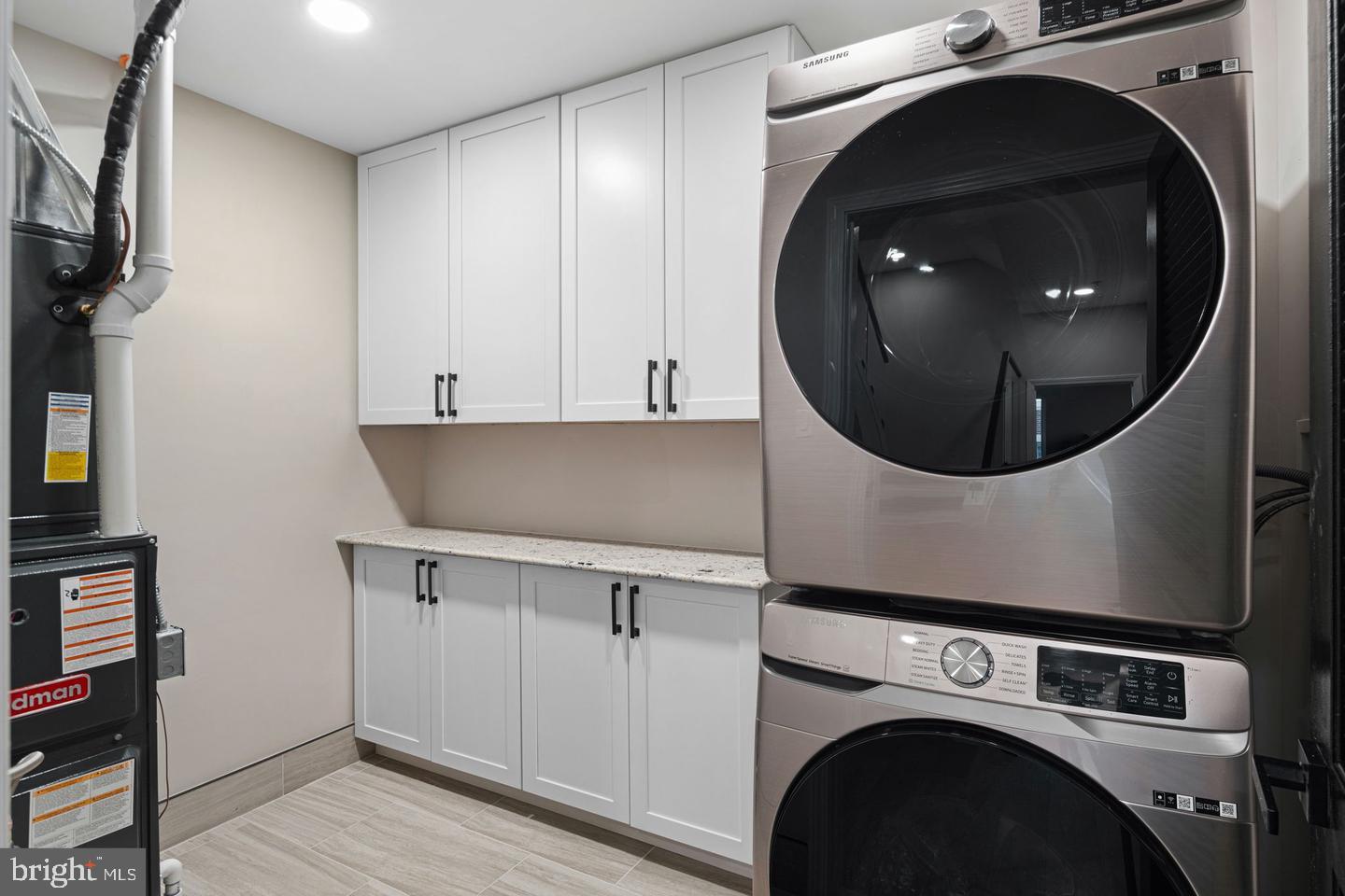 QUEEN VILLAGE - Residential