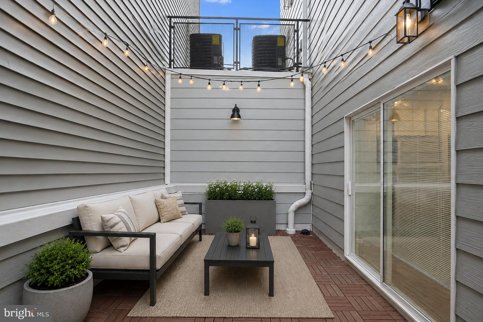 QUEEN VILLAGE - Residential