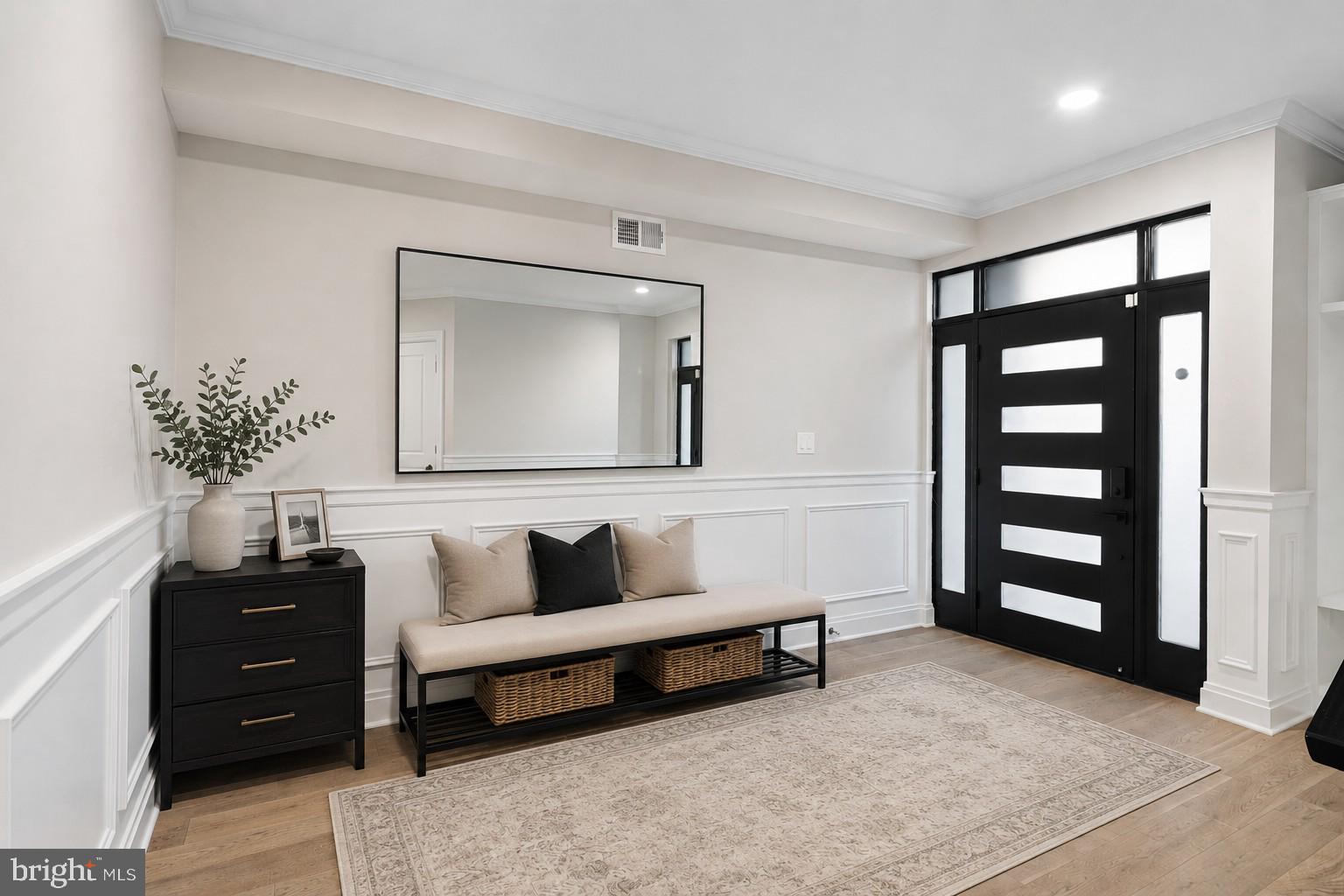 QUEEN VILLAGE - Residential