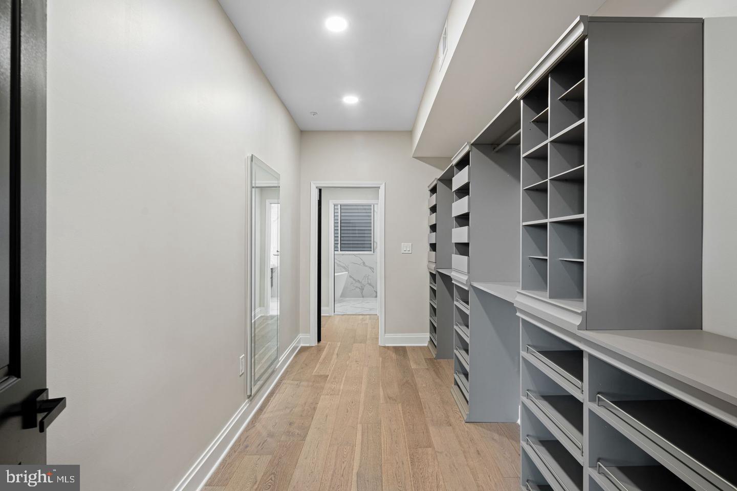 QUEEN VILLAGE - Residential