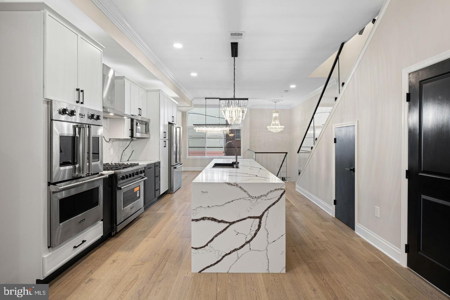 QUEEN VILLAGE - Residential