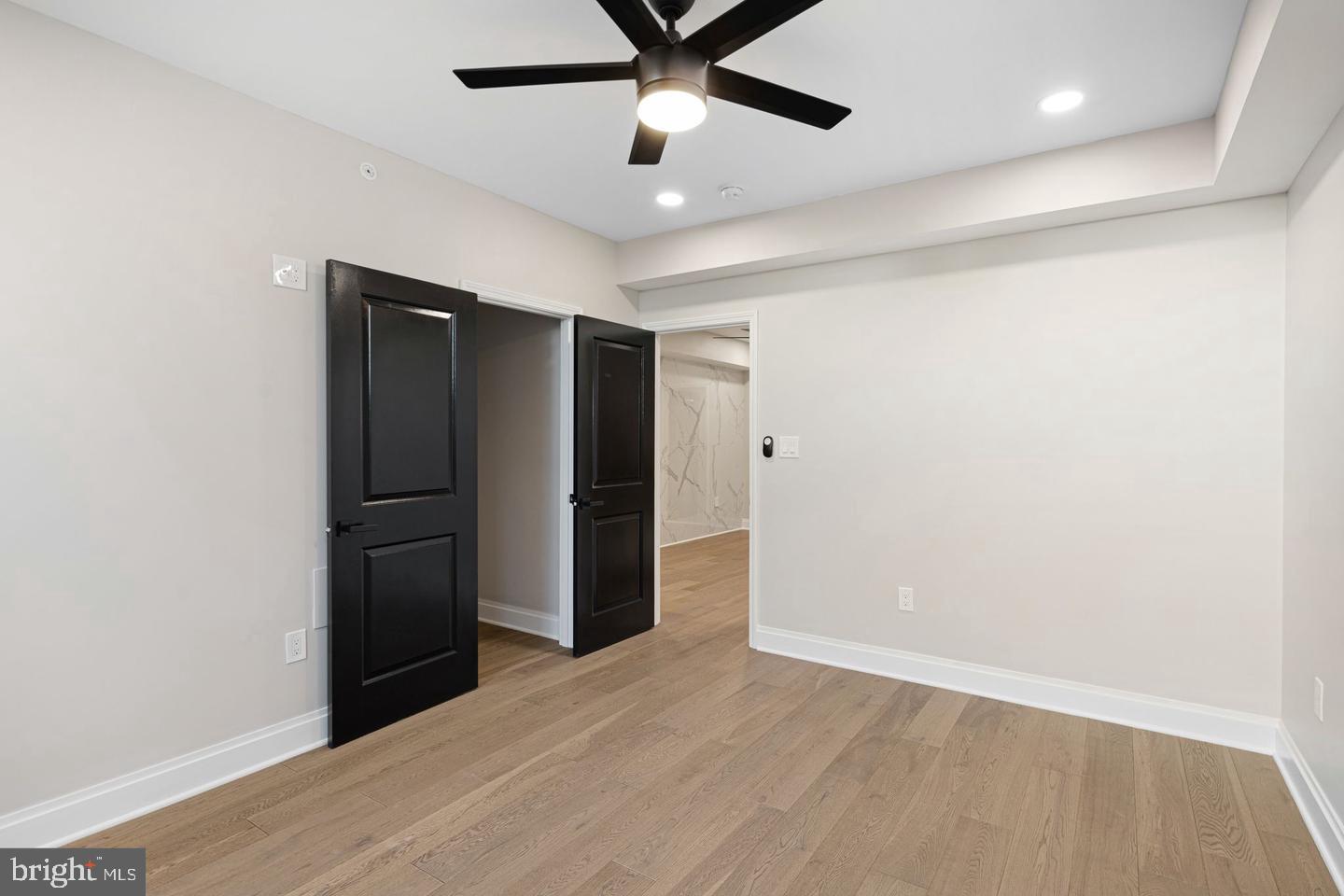 QUEEN VILLAGE - Residential