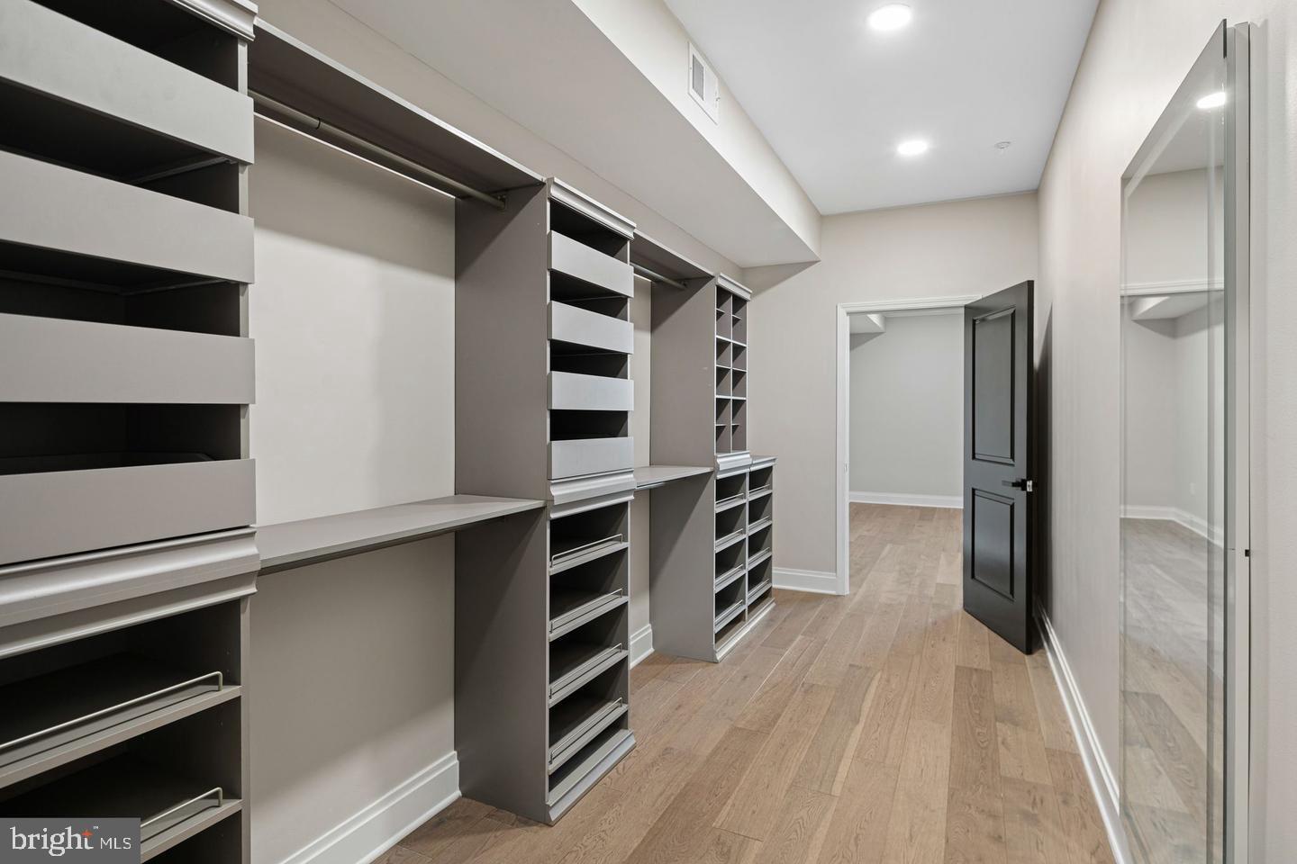QUEEN VILLAGE - Residential