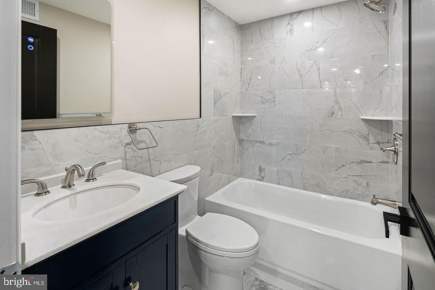 QUEEN VILLAGE - Residential