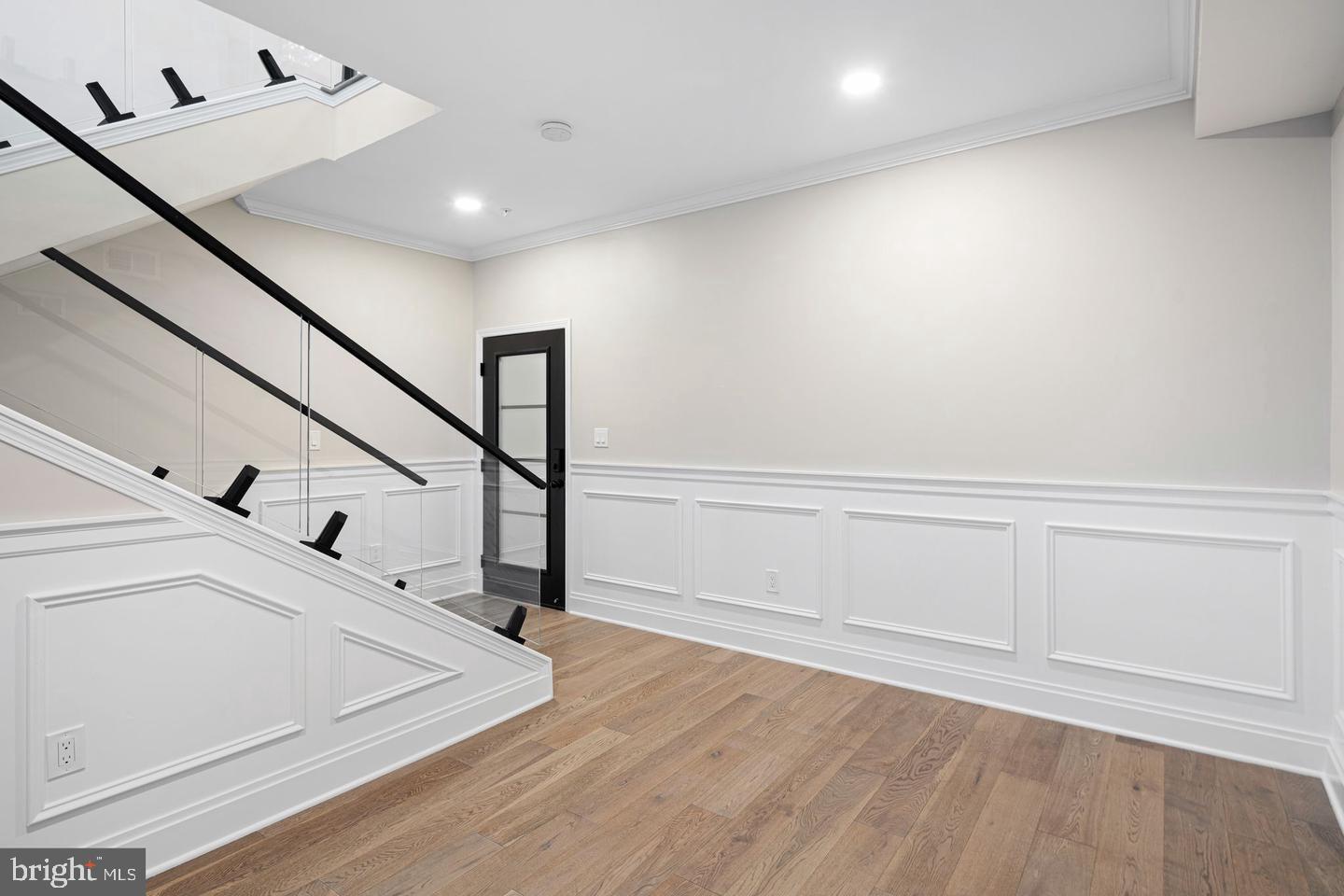 QUEEN VILLAGE - Residential