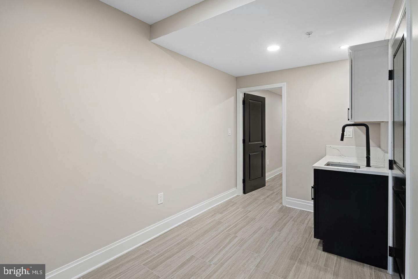 QUEEN VILLAGE - Residential