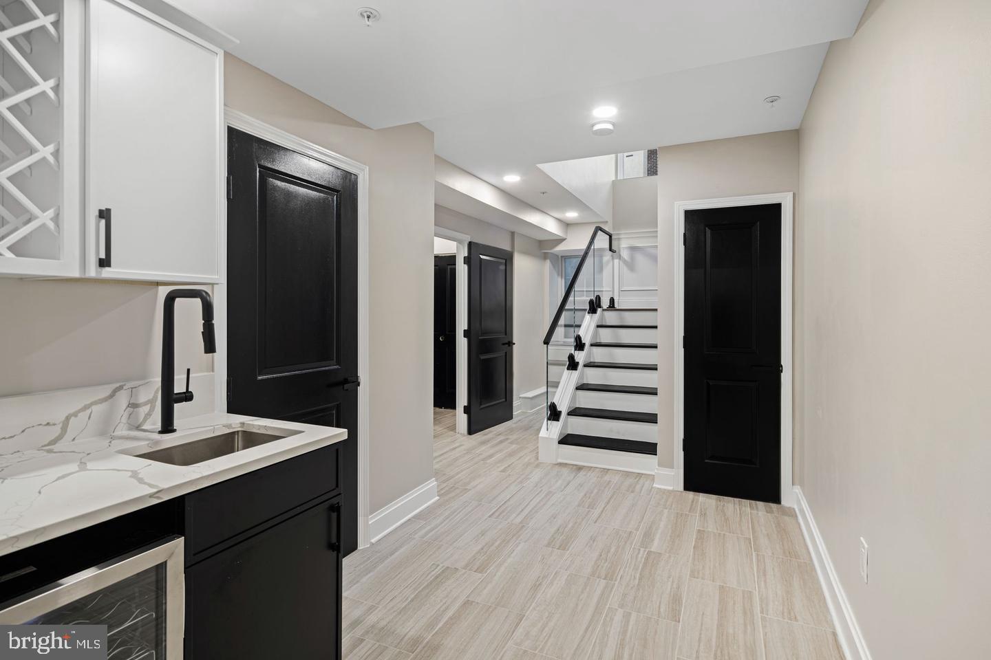 QUEEN VILLAGE - Residential