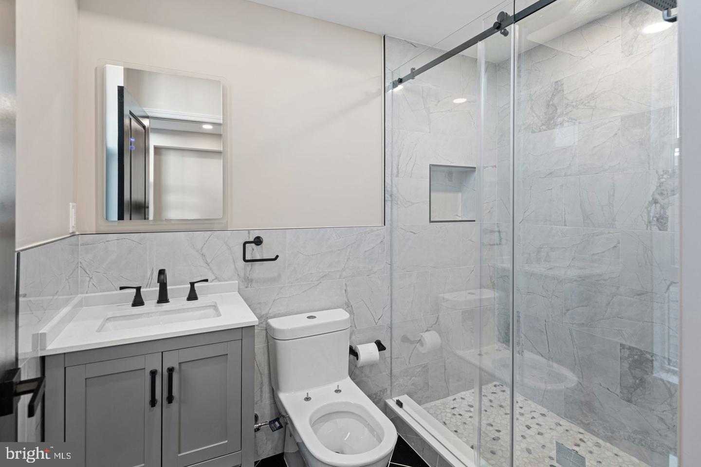 QUEEN VILLAGE - Residential