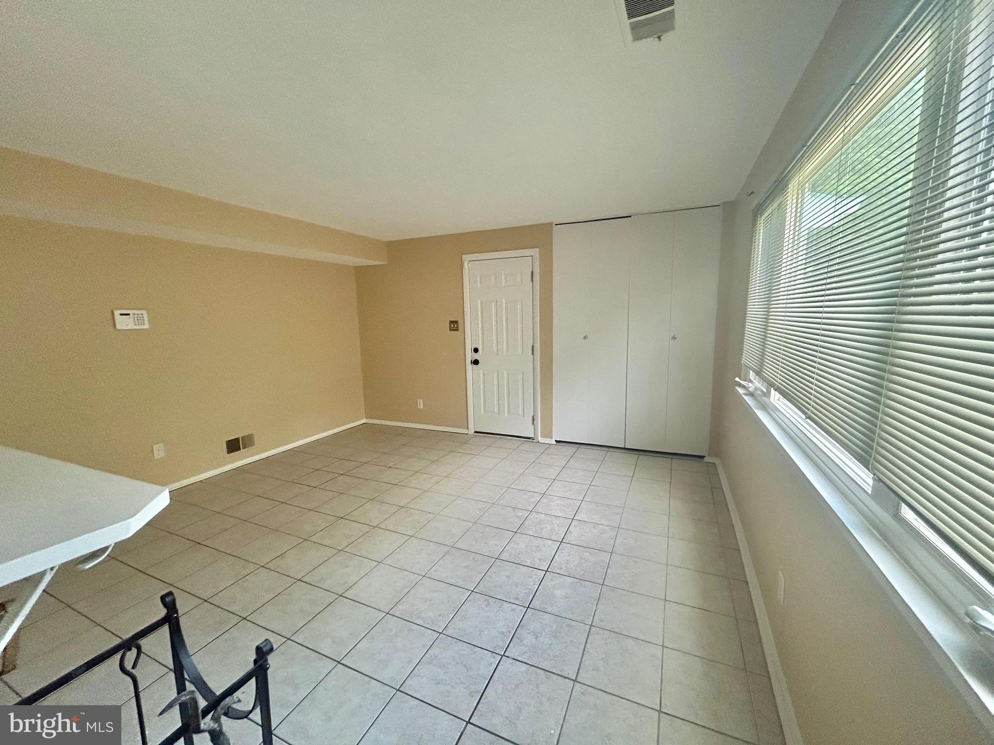 FOREST KNOLLS - Residential Lease