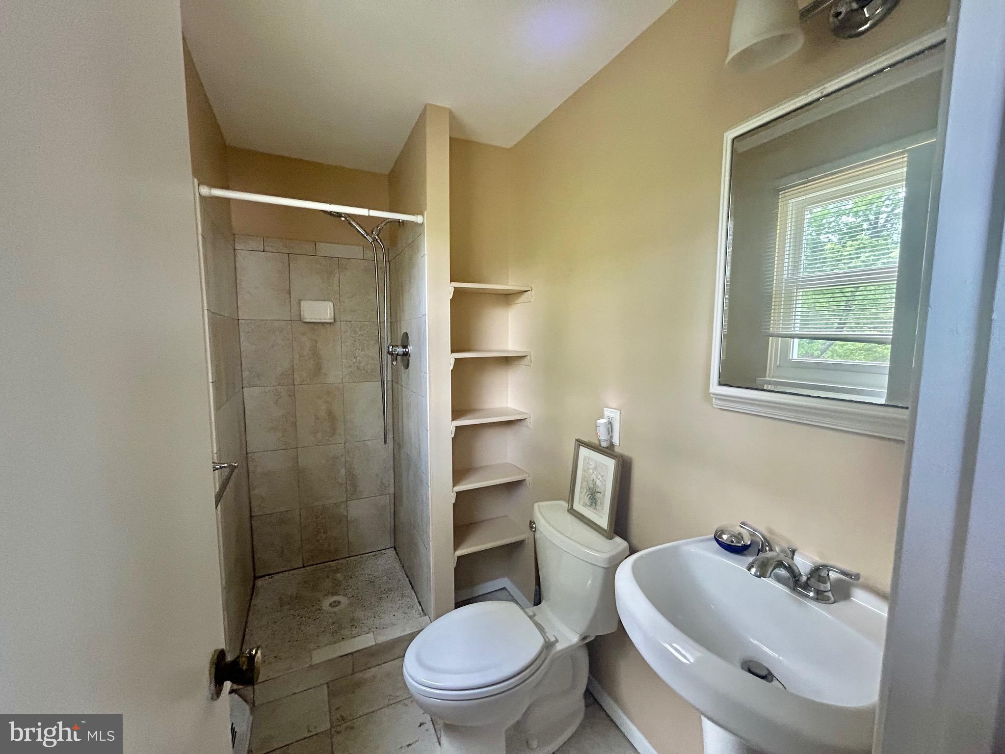 FOREST KNOLLS - Residential Lease