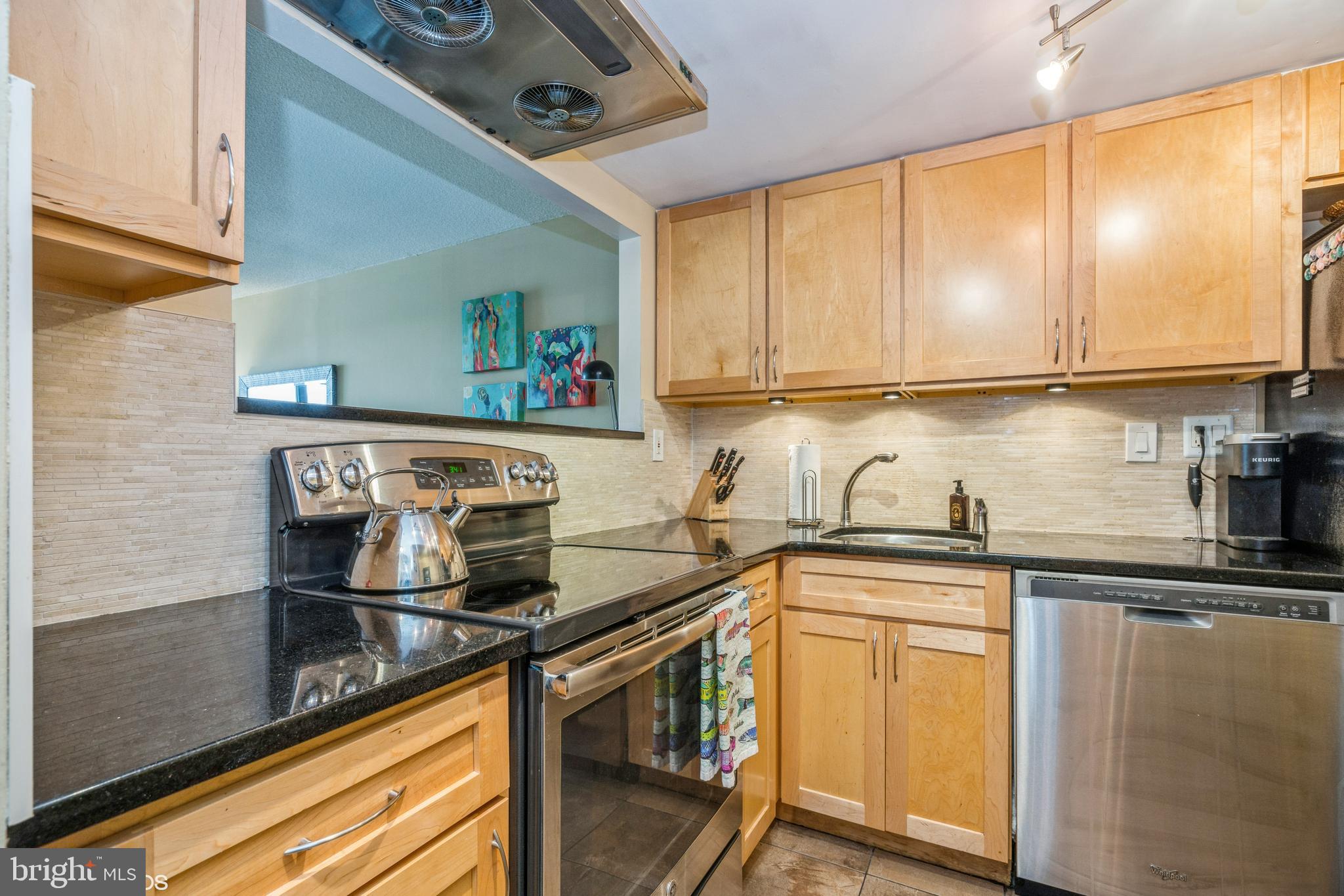 Welcome to The CityView Condominium. This is a first class property with fantastic amenities that include 24 hour doorman man / concierge service, gym, covered parking, 1 plus acre private outdoor space with a heated pool, gazebos, and plush landscaping. Beautiful 1 bedroom 1 bath unit on the 21st floor. Enjoy unobstructed north-facing views from the 21st floor via floor to ceiling windows. Ample closet space between a large walk-in bedroom closet, linen closet in the bathroom and hallway coat closet. Bedroom also features custom motorized room-darkening shades. This unit has been meticulously maintained. The kitchen is modern with stone counters, newer backsplash, and stainless appliances. The living room space is open to the kitchen and offers wonderful views. The entire unit has upgraded engineered flooring, durable and easy to keep clean. There is 1 bedroom and a full ceramic tile 3 piece bathroom. Minutes from Whole Foods Market, University of Pennsylvania, CHOP and Kelly Drive.
FIRST FLOOR COVERED PARKING SPACE IS AVAILABLE FOR SALE OR RENT