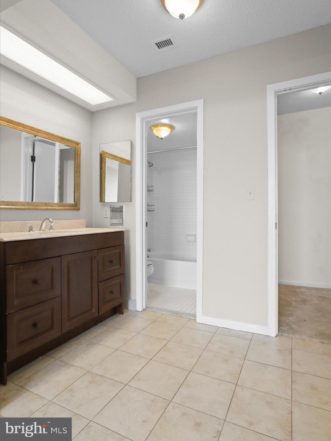 SKYLINE SQUARE CONDO - Residential Lease