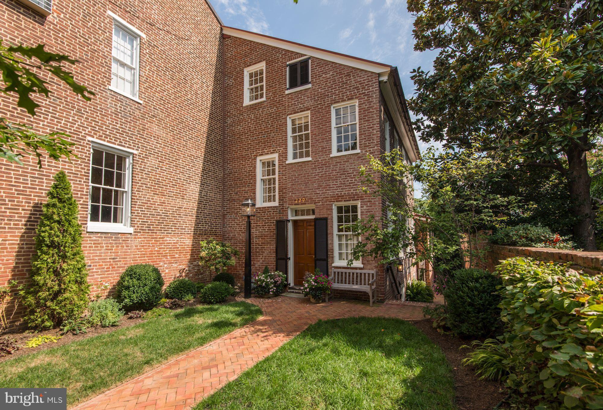 Ca 1780 Flounder house w/ front yard, picket fence--thoroughly & thoughtfully renovated. Gracious Entry opens to LR w/FP, sep DR, fully equipped Kitchen w/marble counters & stainless appliances and French doors to teak deck overlooking back yard with alley access. Luxurious master suite w/FP, custom walk-in closet and river views from en suite master bath. Four finished levels of historic charm.