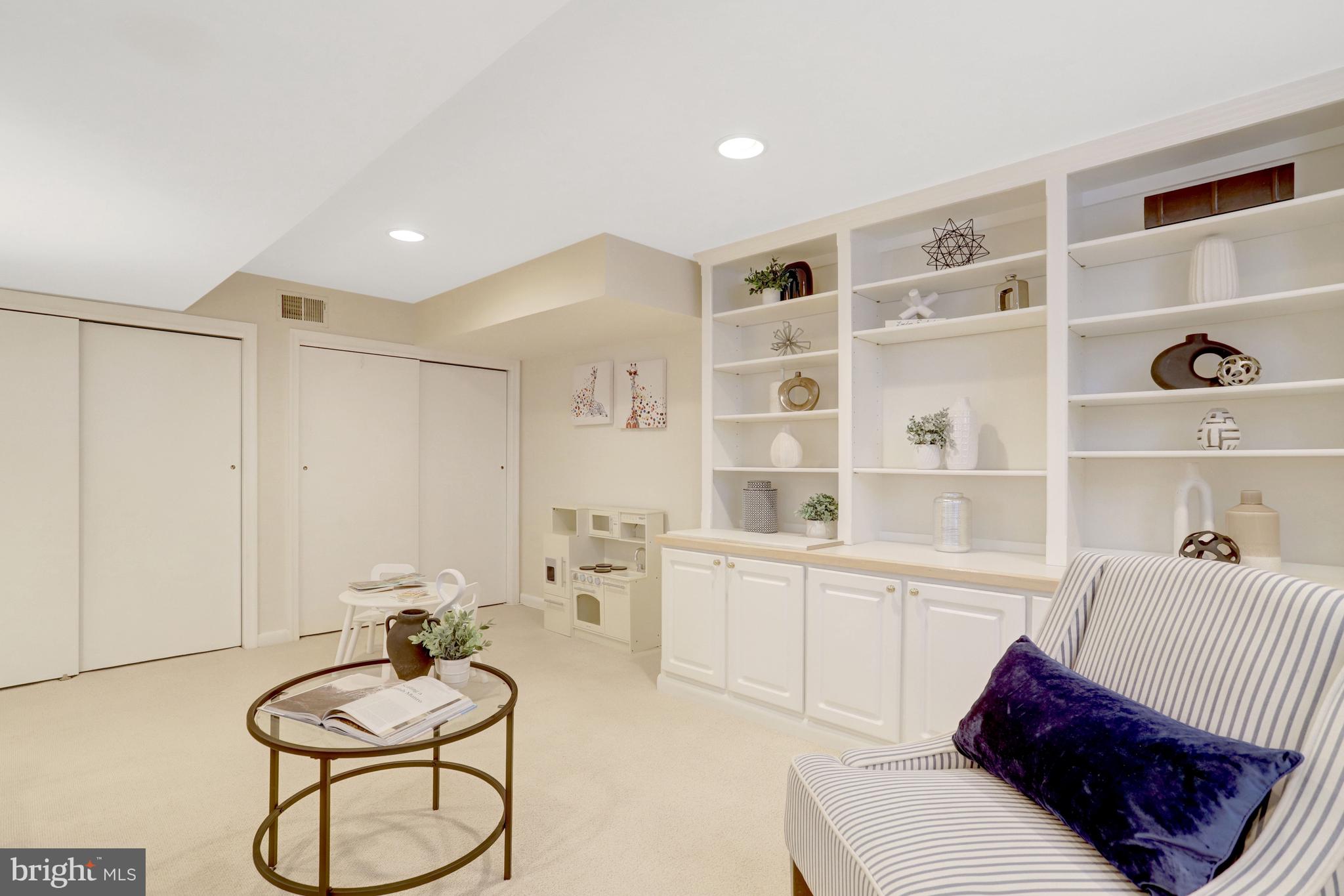 COUNTRY CLUB - Residential