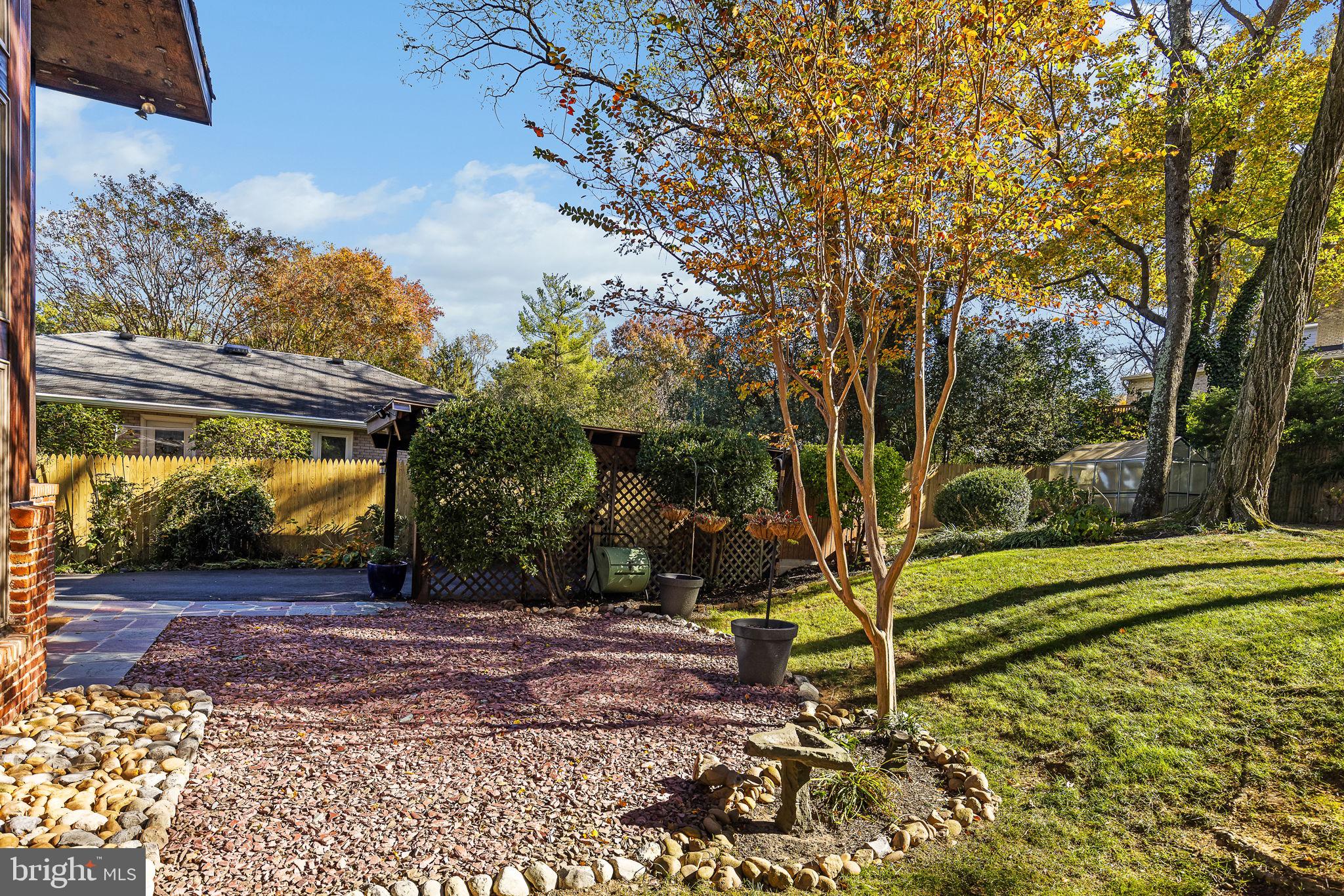 LAKE BARCROFT - Residential