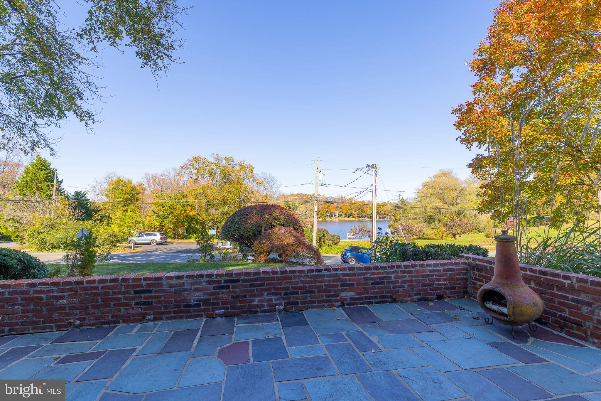 LAKE BARCROFT - Residential