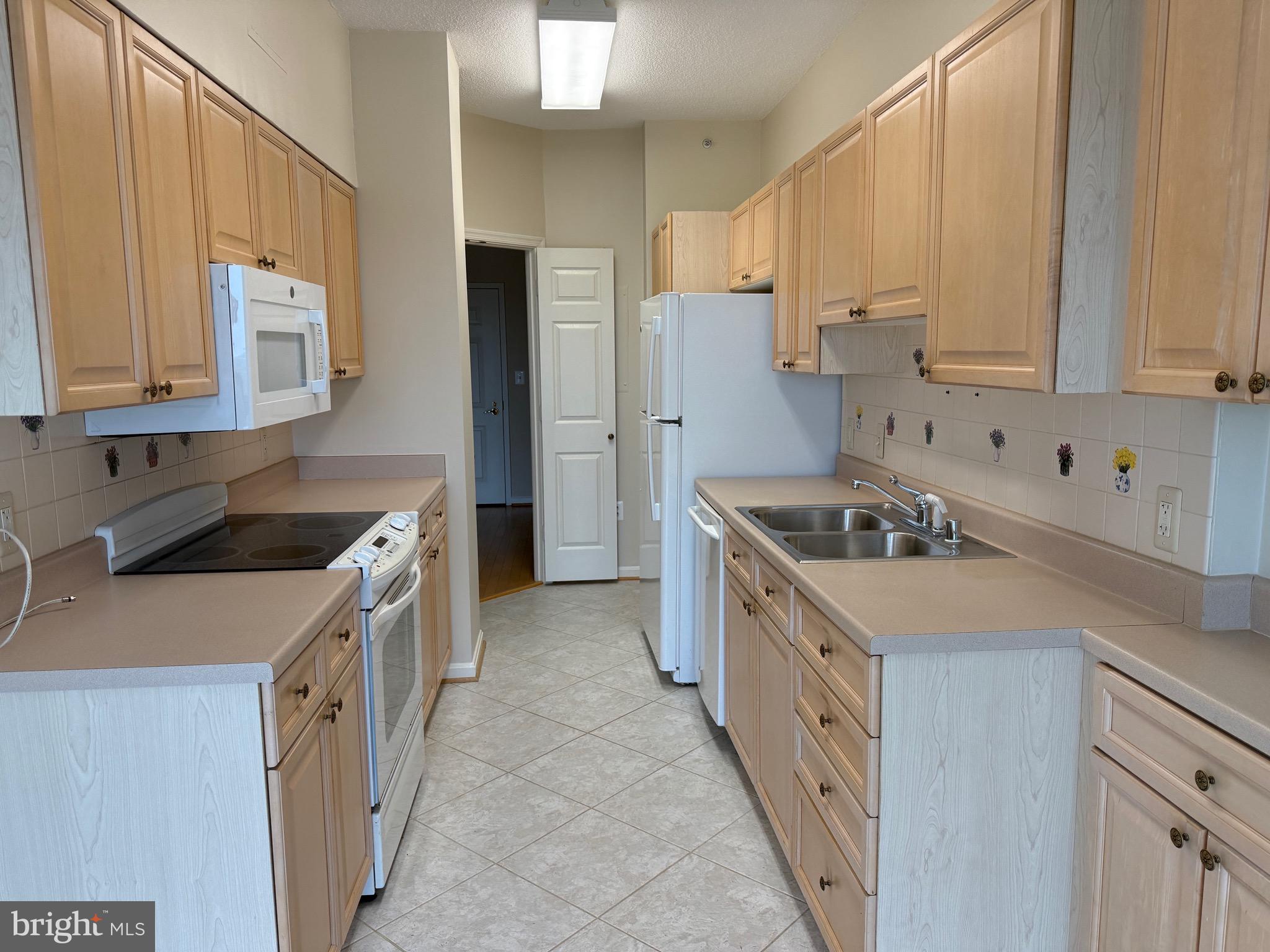 LANSDOWNE WOODS LEISURE WORLD - Residential