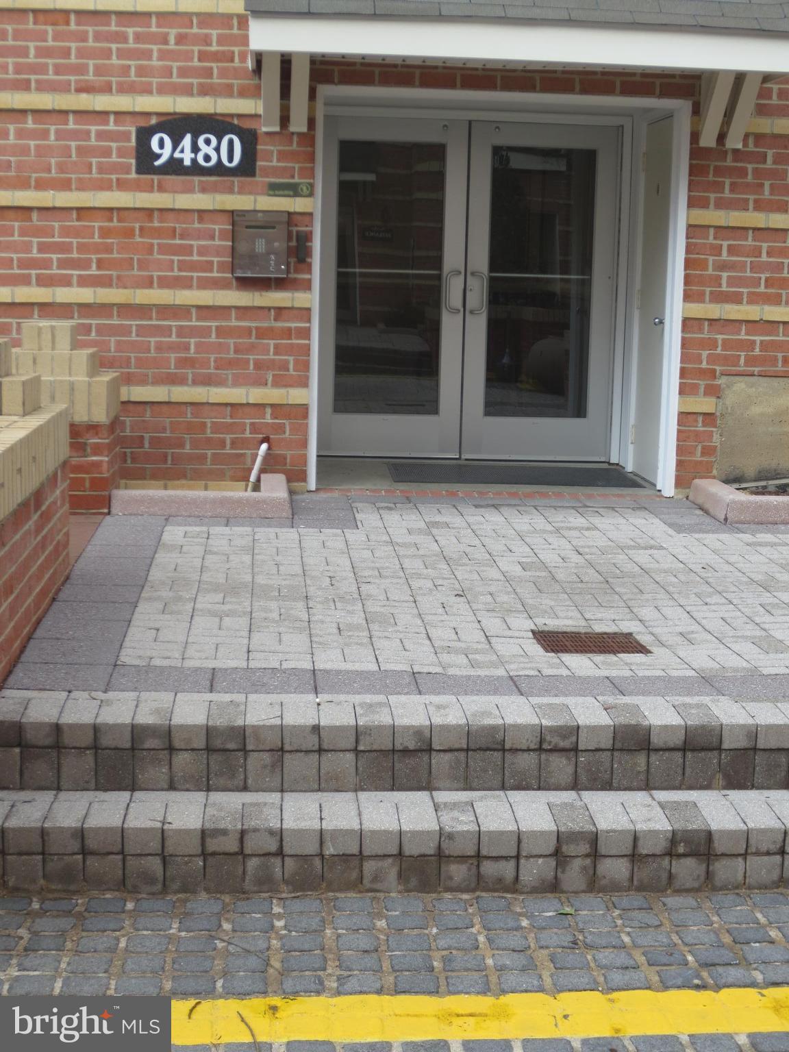 5 MIN WALK TO METRO. LARGEST ACTIVE UNIT IN VIENNA/DL & BEST VALUE. 1320 SF & 48 SF BALCONY, MOD KIT WITH ISLAND & ADJ DR, 2 STORY FR WITH FP, LIB OR 3RD BR, 2 GAR NEAR ELEVATOR (SECURE). SHOWS LIKE MODEL. POOL, CLUBHOUSE, EX RM, GOLF RANGE, INDOOR B BALL, MEDIA RM, BUS CEN & BILLARDS. NEAR RTS 66, 29, 495, & 50, SHOPPING, PLANNED TOWN CEN, & TYSONS.
