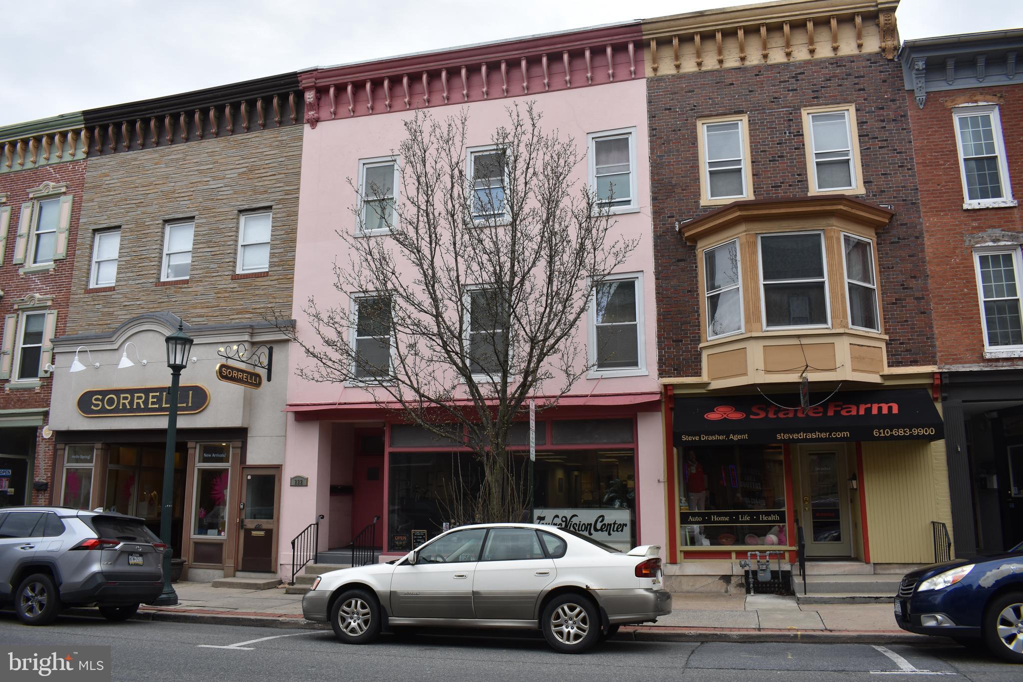 This is a well maintained second floor apartment centrally located in Kutztown.  Walk to the many shops, park  and amenities in town.
Spacious room.