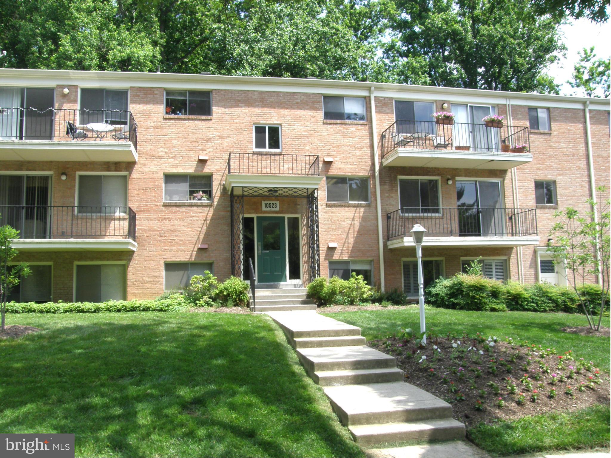 BIG 1BR @ 788 SQ.FT. PLUS BALCONY. SHOWS WELL. FRESHLY PAINTED. WOOD FLOORS THROUGHOUT. FLOOR PLAN W/BATHROOM THAT HAS WINDOW. BR ON CORNER W/2 WINDOWS & EXPOSURES FOR NICE LIGHT. BR HAS EXTRA CLOSETS(4 TOTAL). FRESHLY PAINTED. MOVE RIGHT IN. ACROSS FROM COMMUNITY CENTER. SHORT WALK TO METRO.AWARD WINNING BETHESDA COMMUNITY AT METRO, BELTWAY. NEAR NIH & WALTER REED.