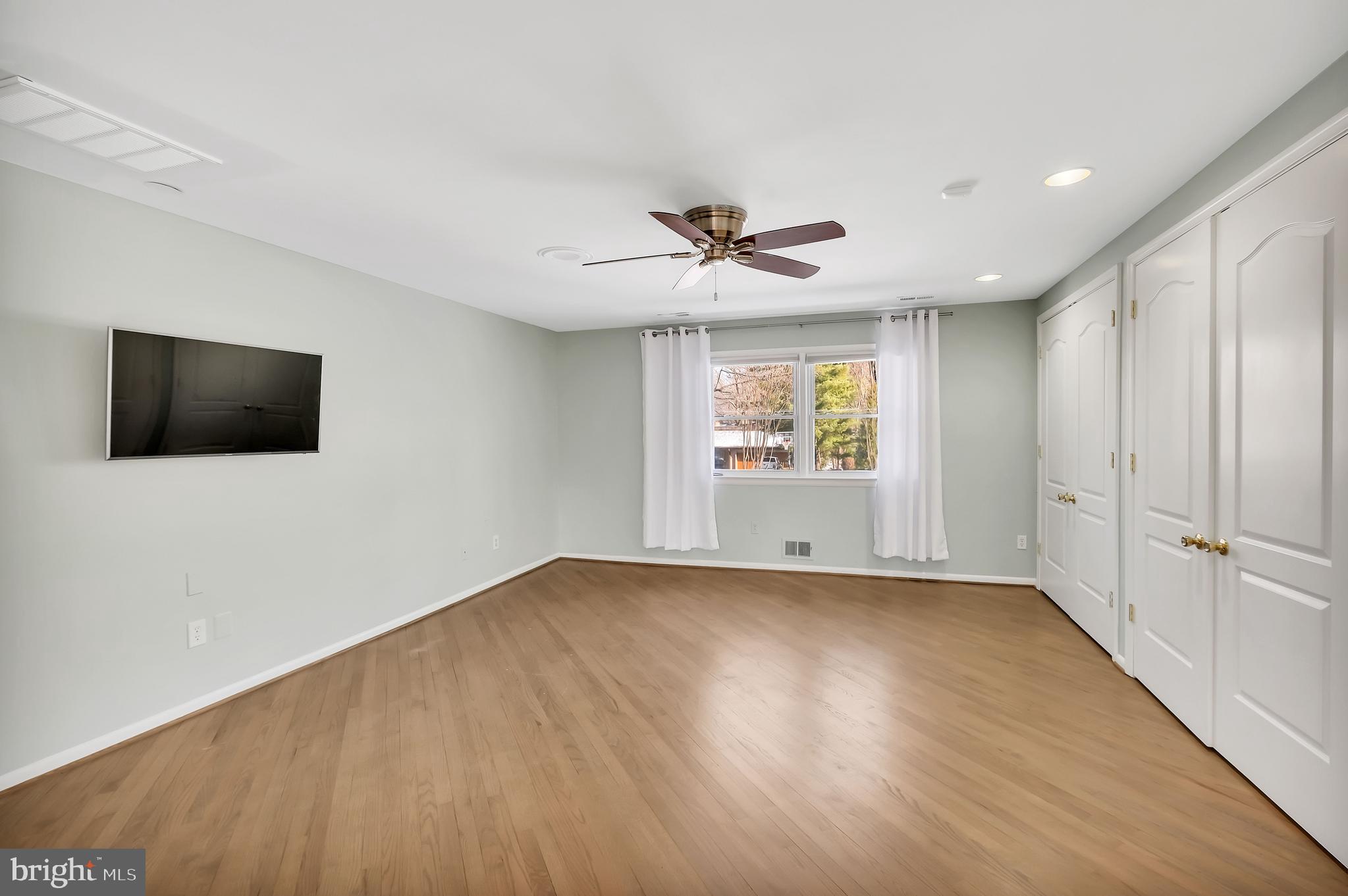 LAKE BARCROFT - Residential