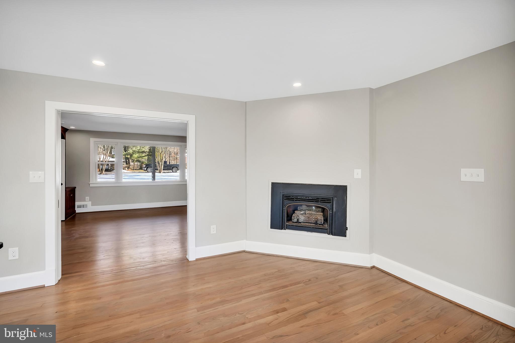 LAKE BARCROFT - Residential