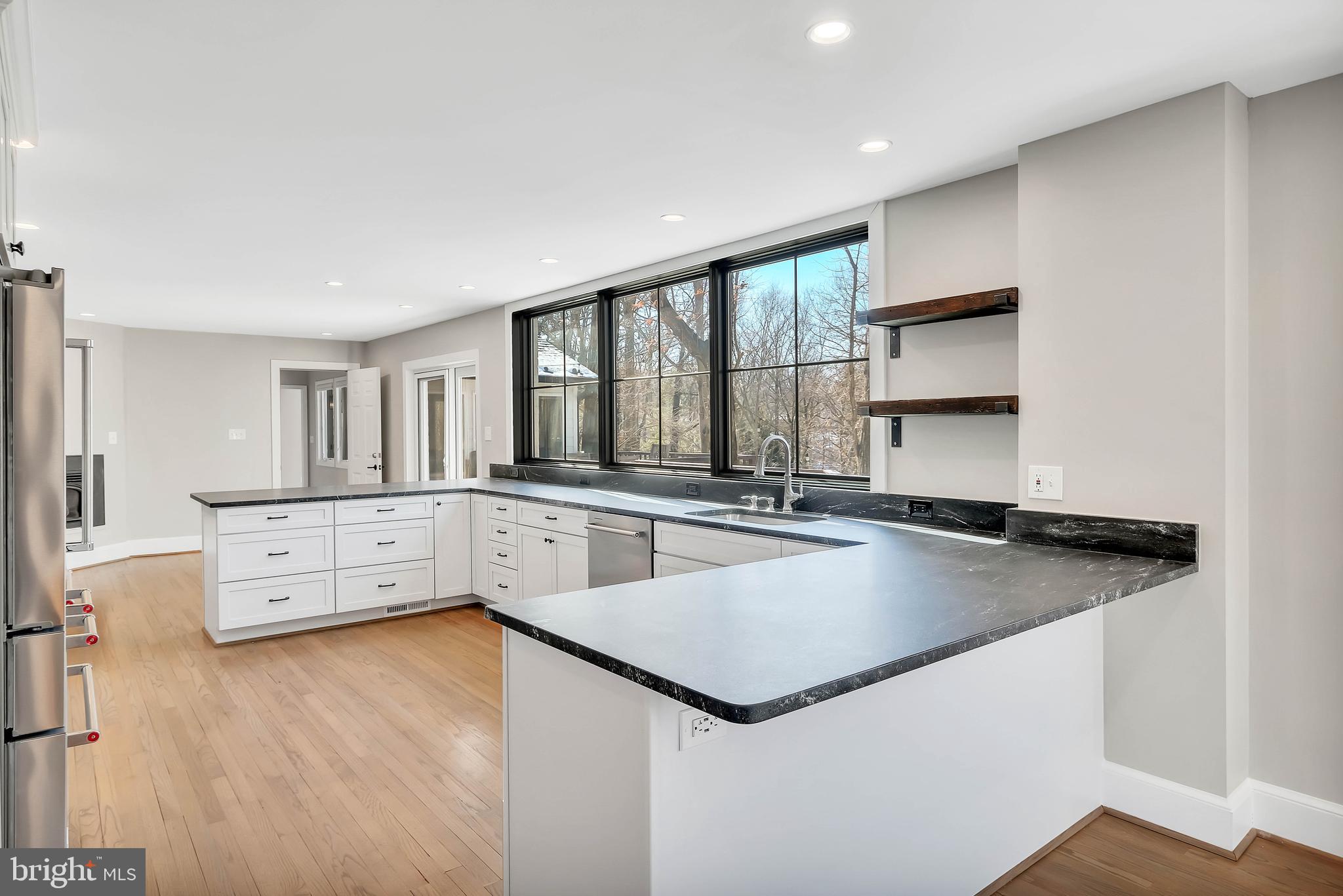 LAKE BARCROFT - Residential