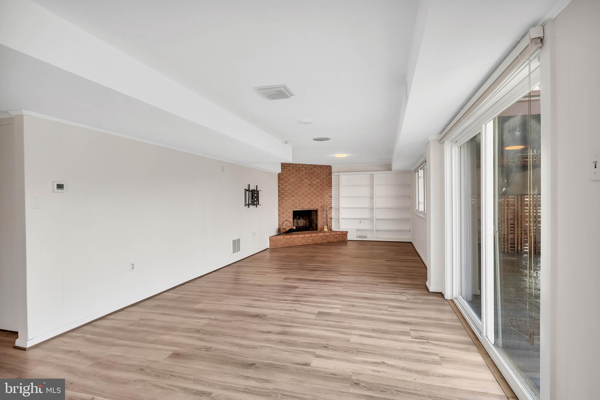 LAKE BARCROFT - Residential