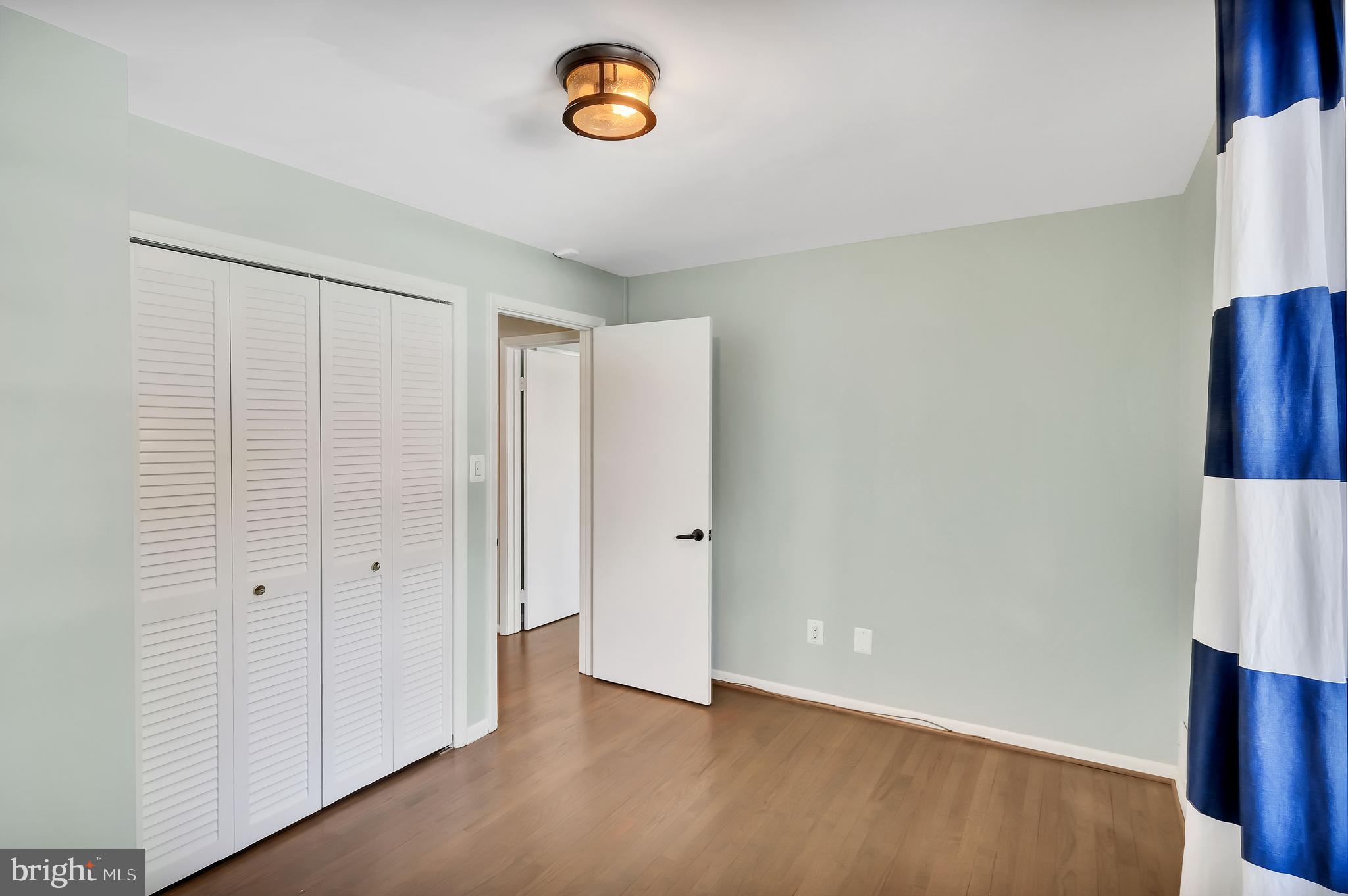 LAKE BARCROFT - Residential