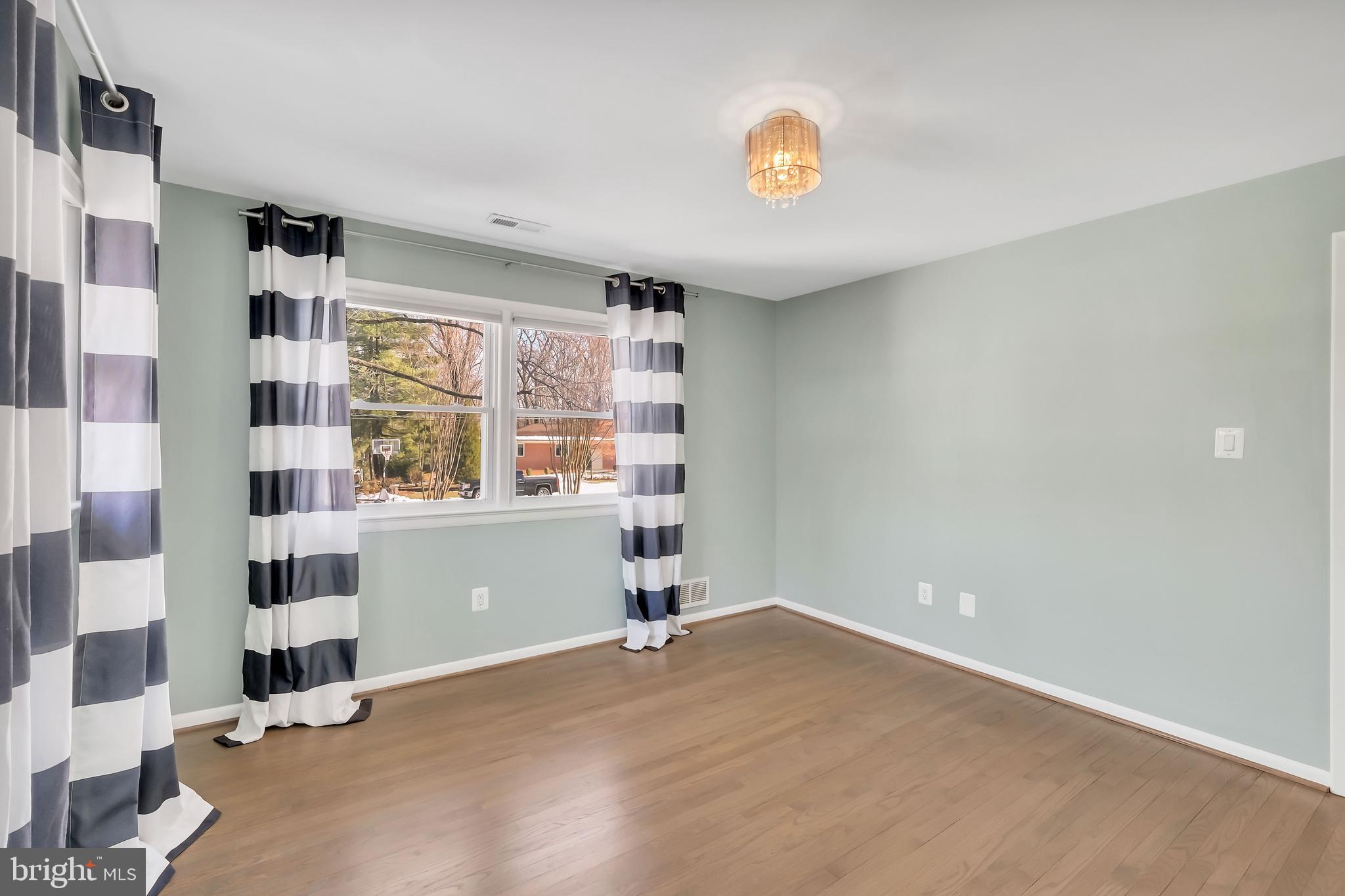 LAKE BARCROFT - Residential