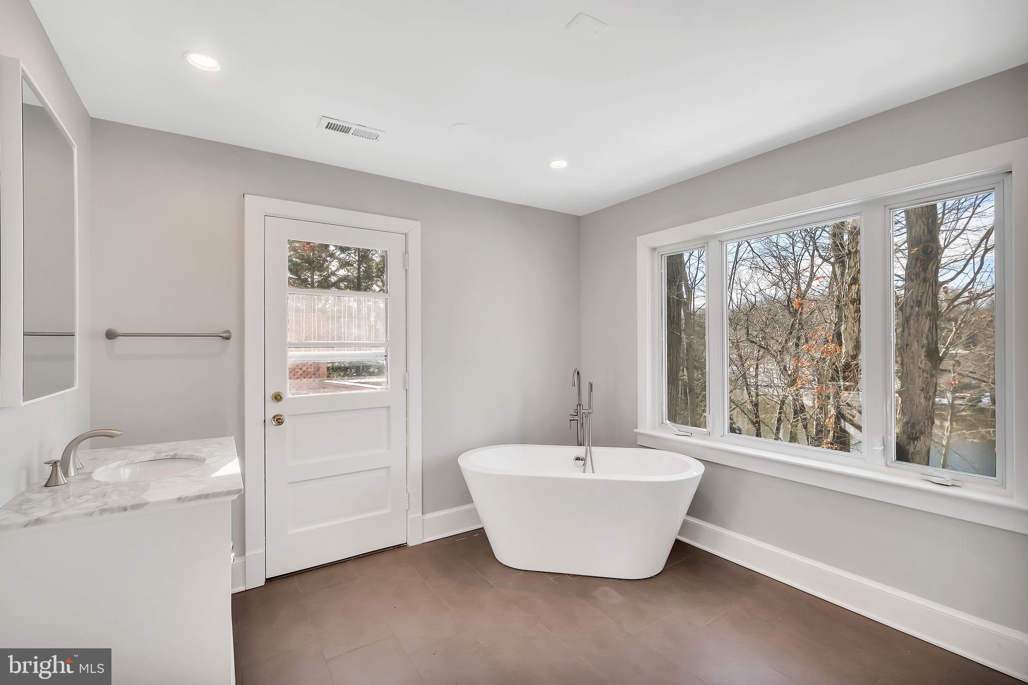 LAKE BARCROFT - Residential