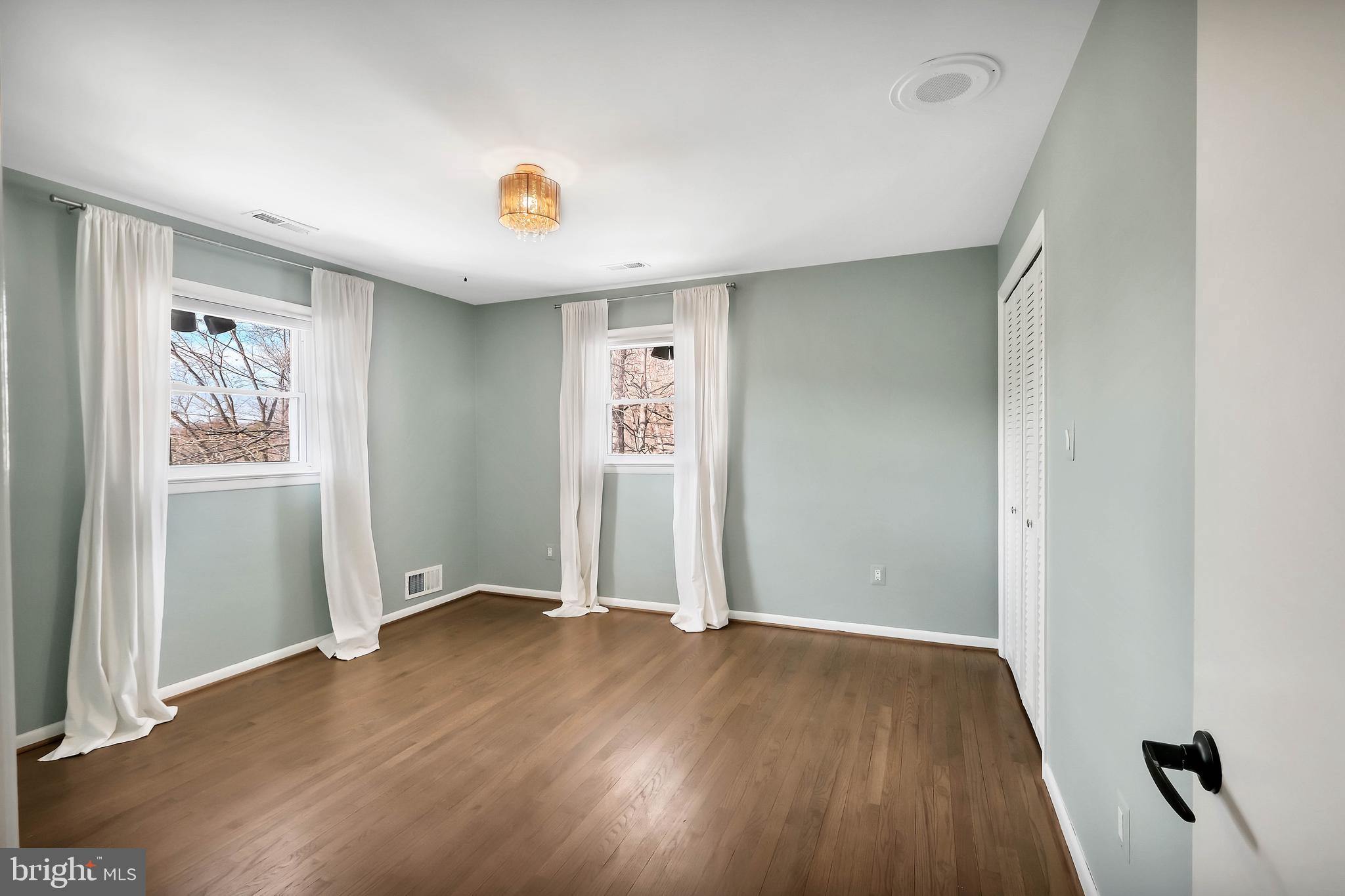 LAKE BARCROFT - Residential