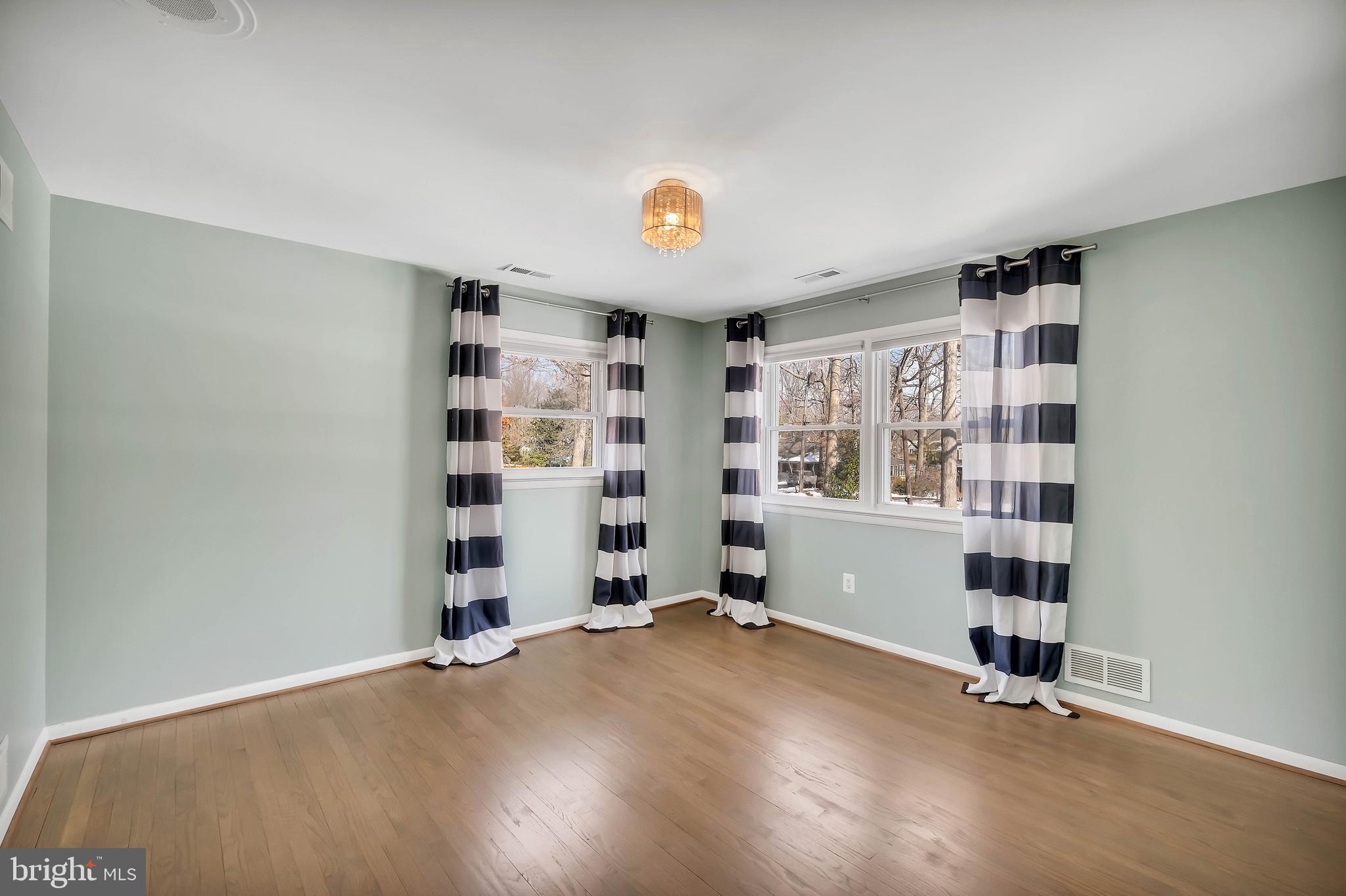 LAKE BARCROFT - Residential