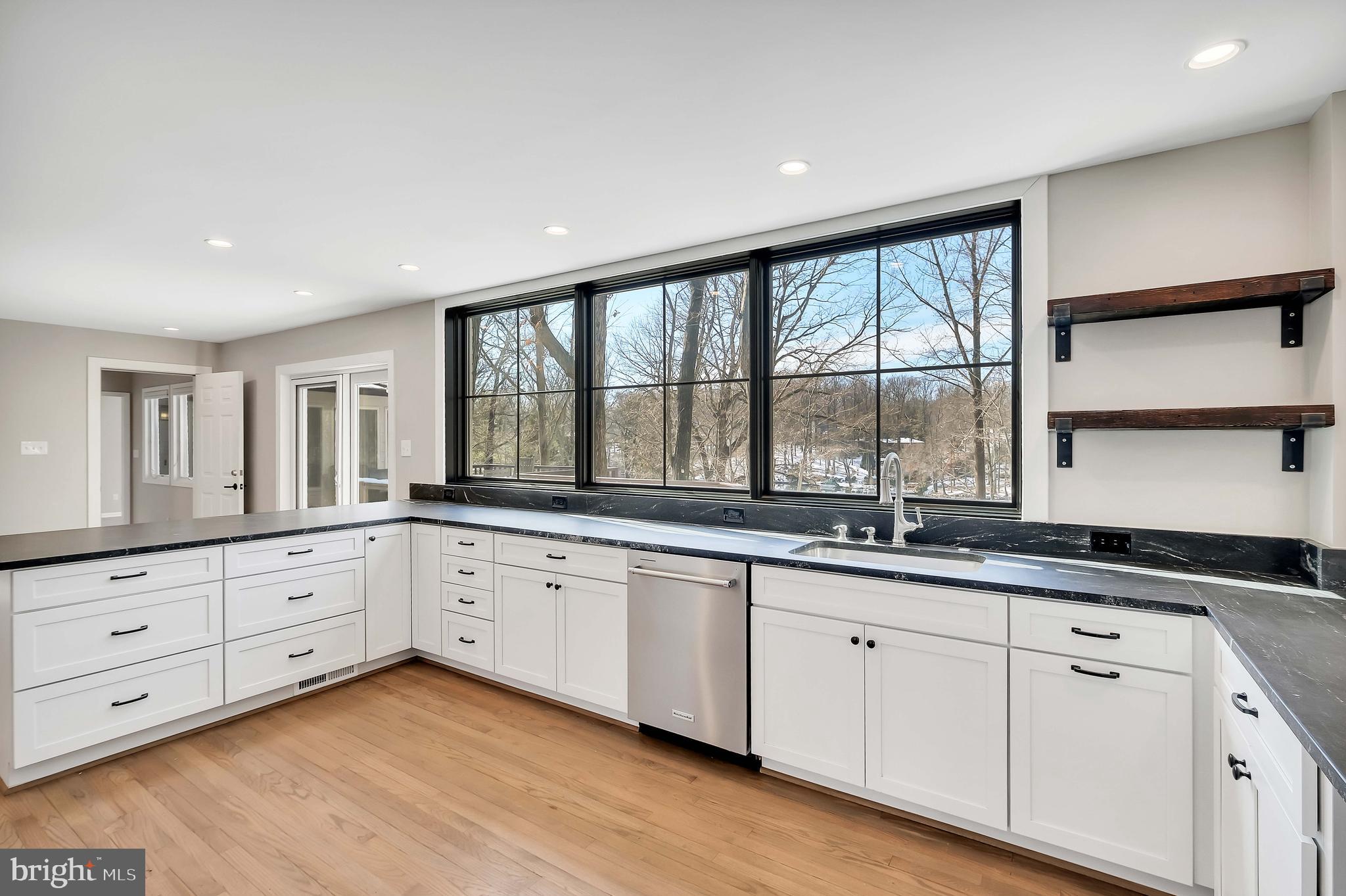 LAKE BARCROFT - Residential