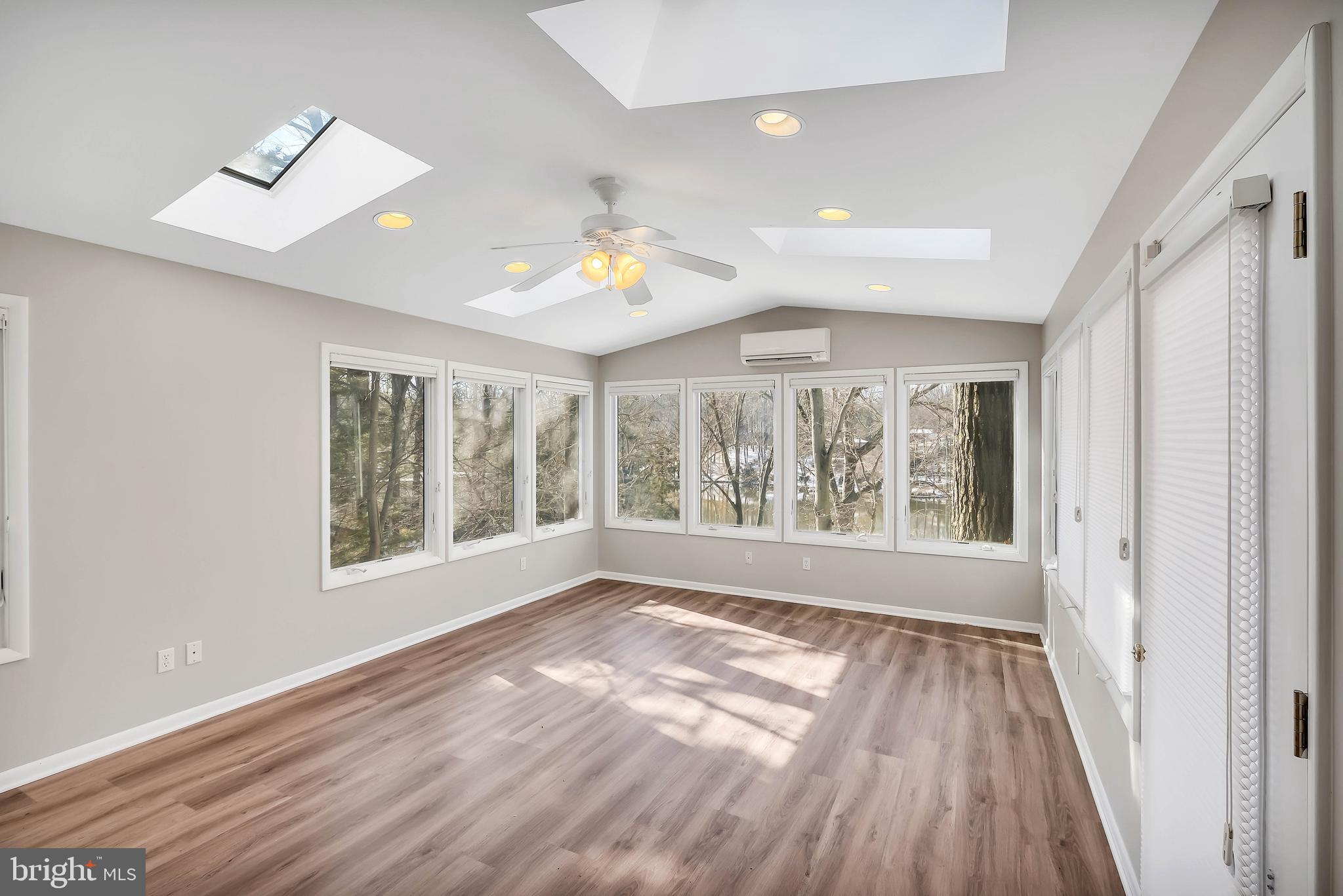 LAKE BARCROFT - Residential